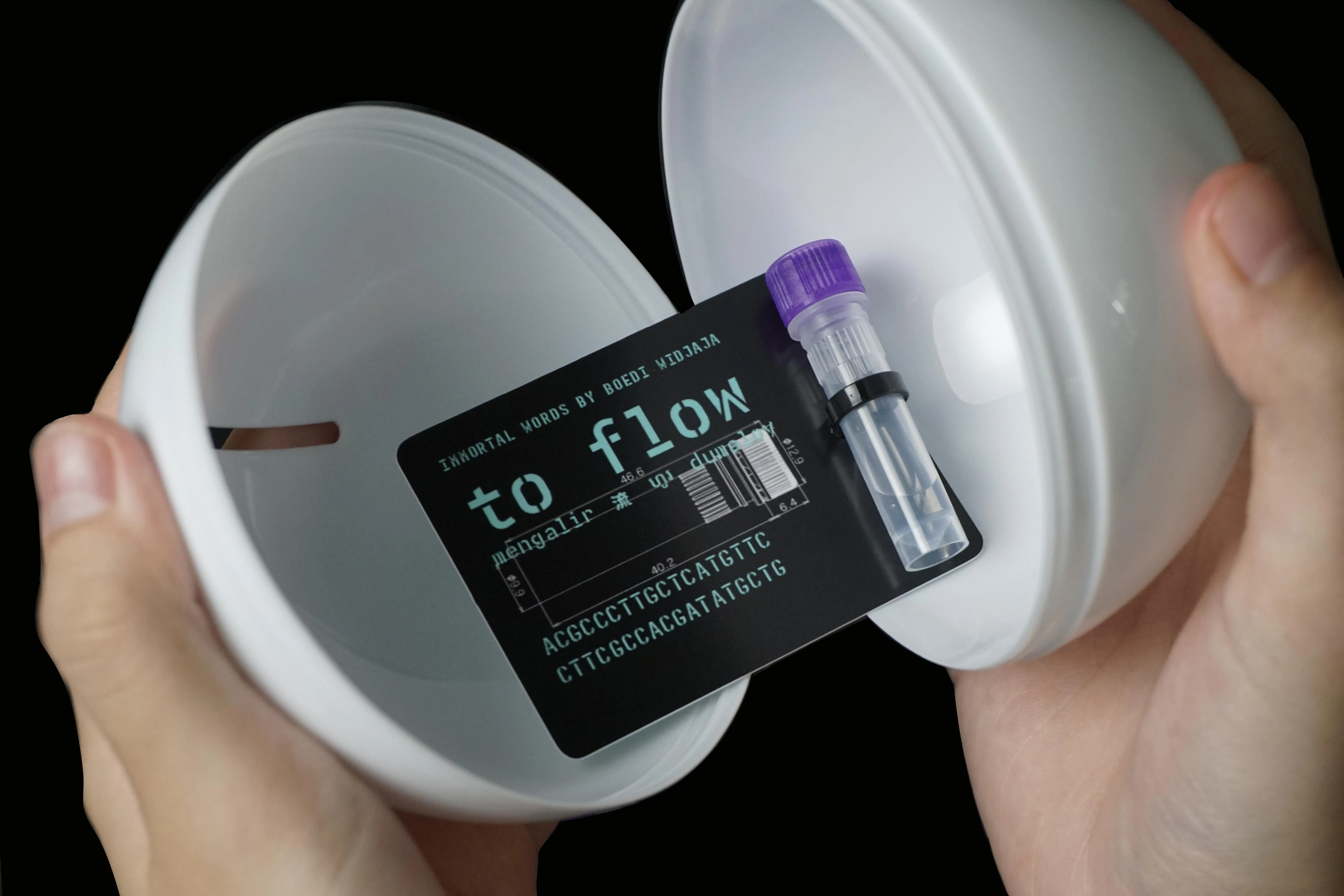 访客可通过扭蛋机购买包含古老单词DNA编码与液体小瓶的扭蛋带回家。（受访者提供）