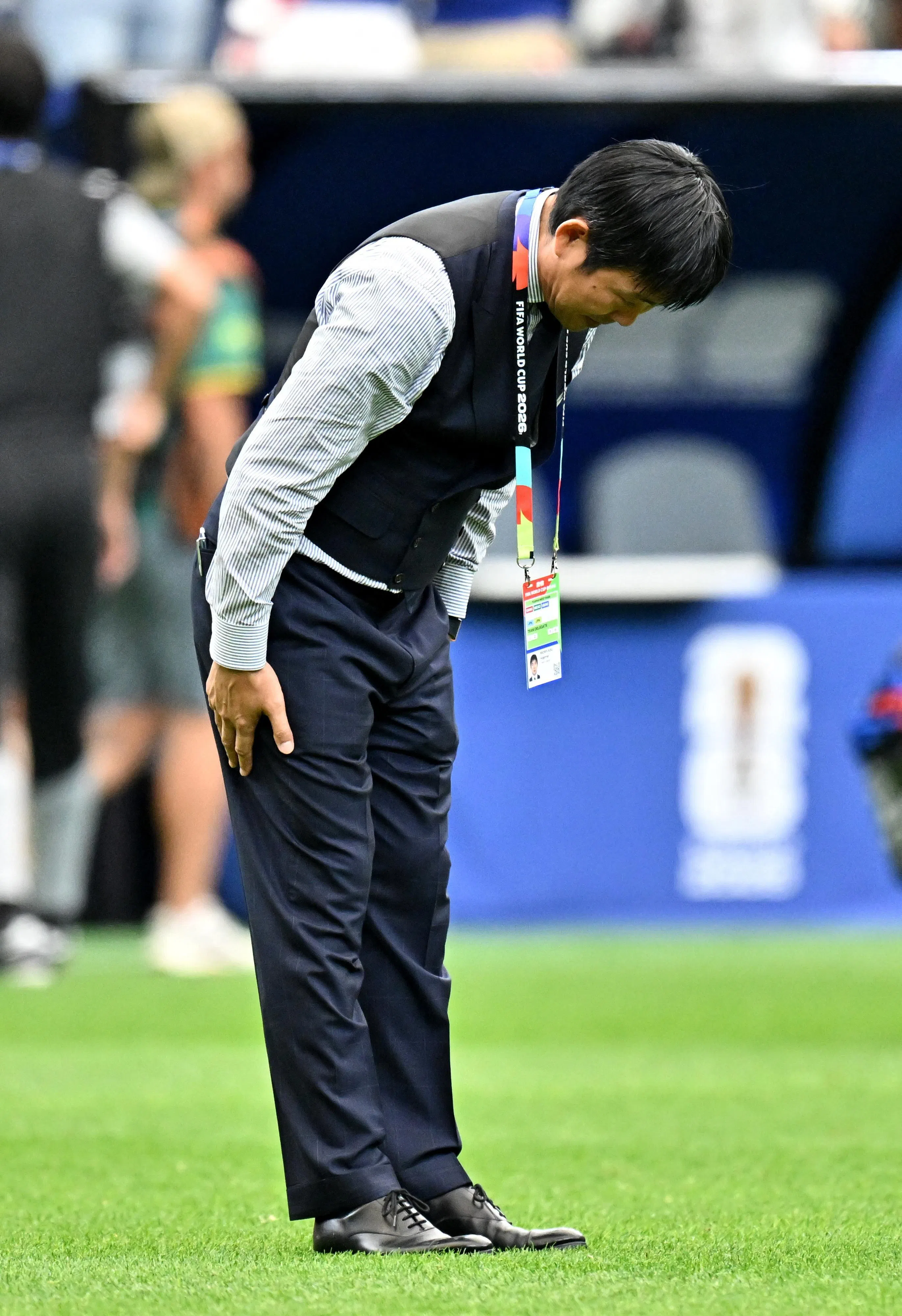 日本主帅森保一在世界杯32强赛输给巴西出局后，向现场支持者鞠躬，成为热议画面。（路透社）