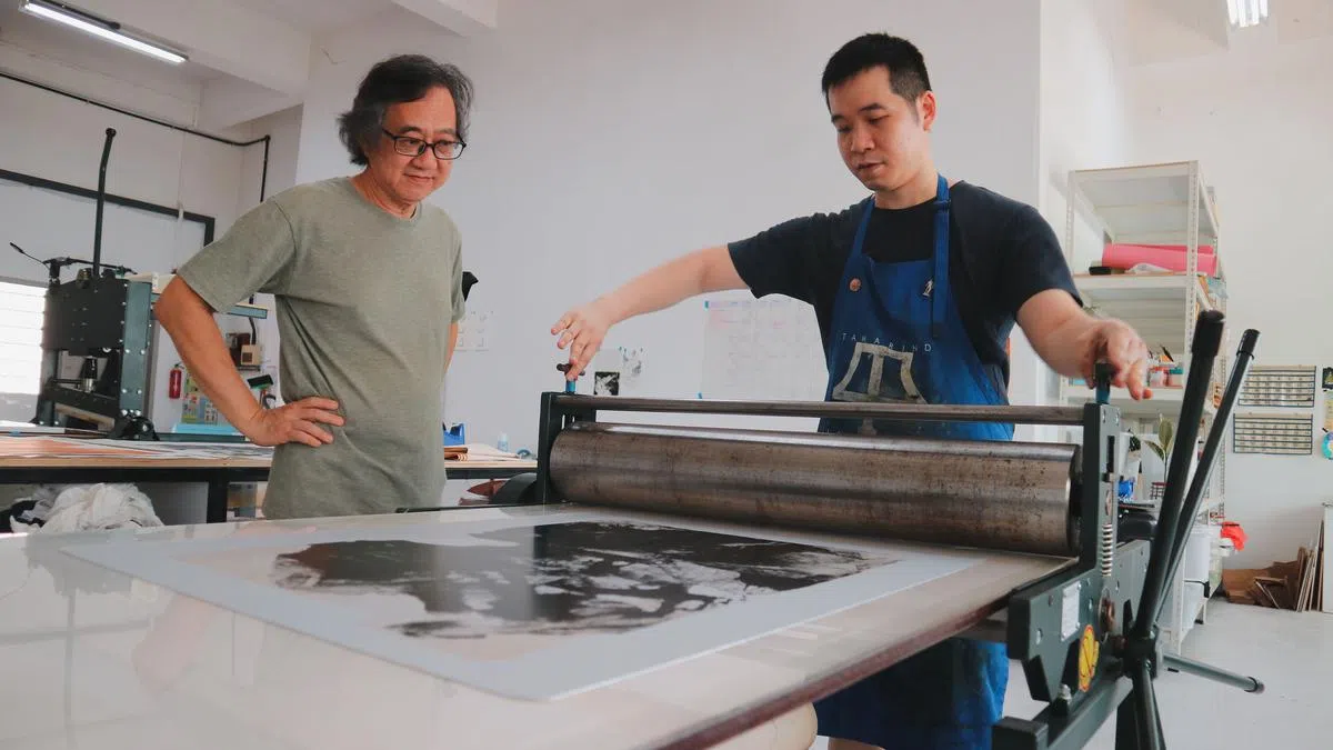 Pulp Editions创办人陈时桐（右）和入驻的画家胡财和在印刷版画。（画廊提供）