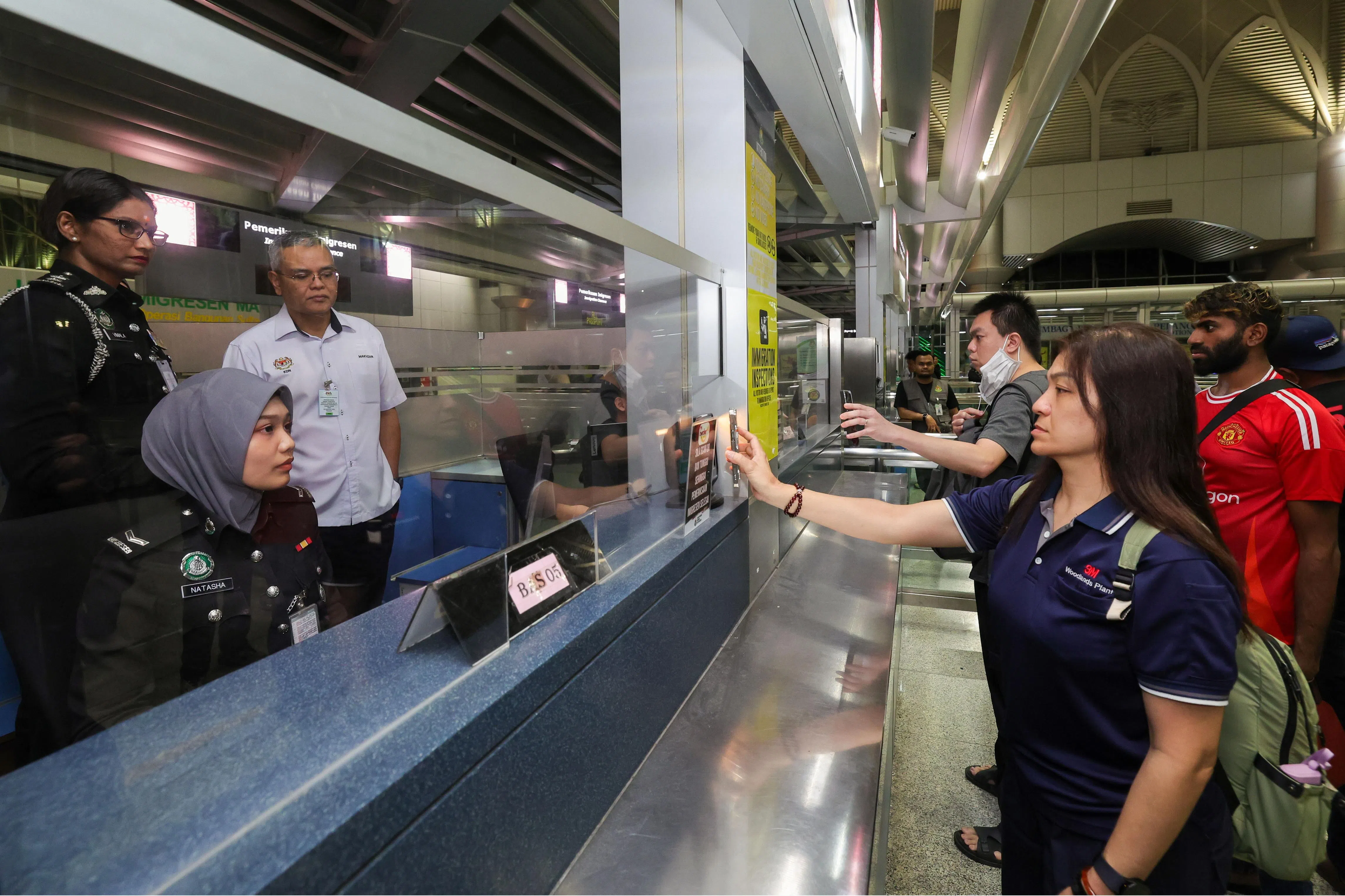 马国将在新山关卡的所有人工柜台安装QR码及脸部识别通关系统。（马新社）