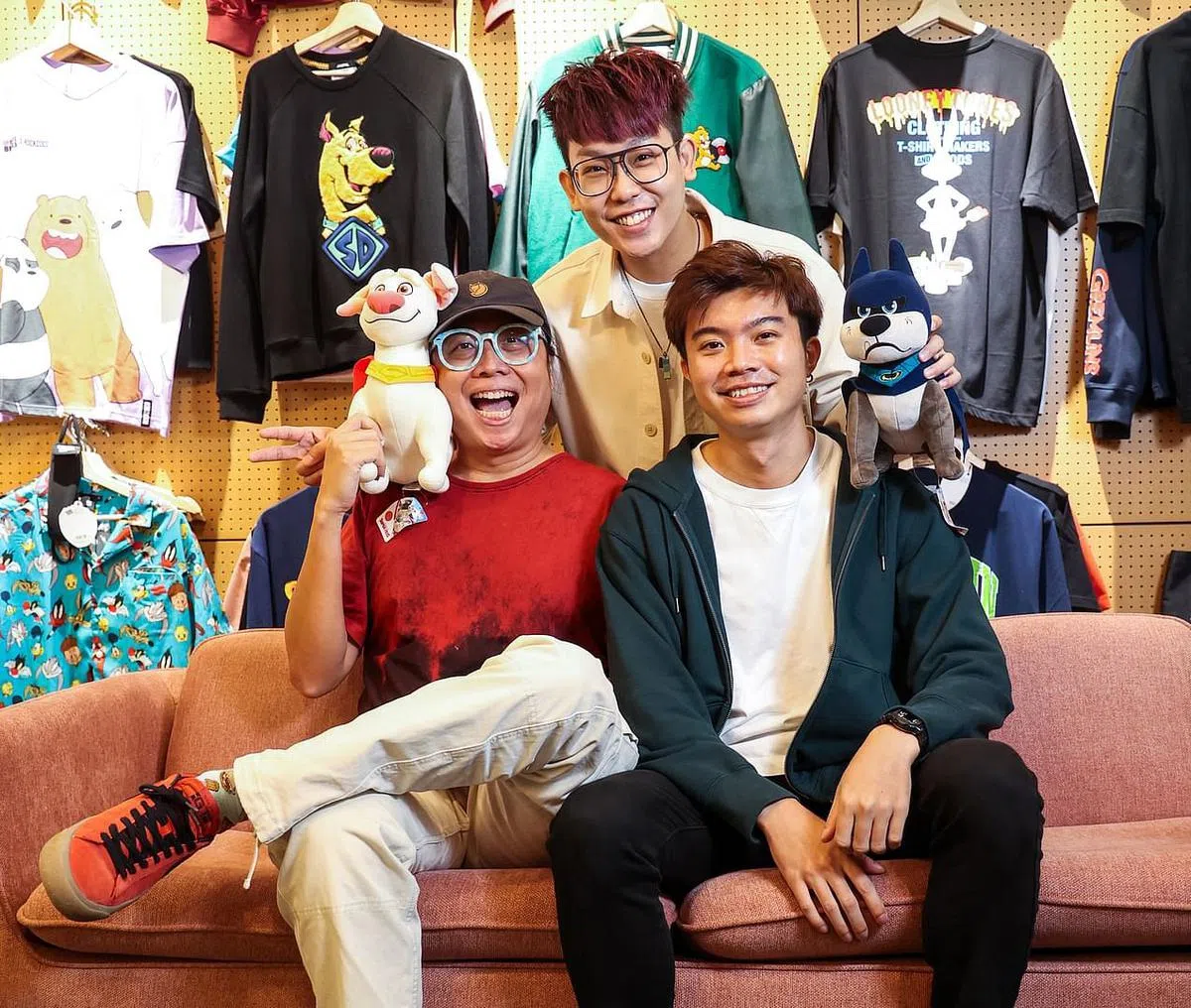 本地音乐人黄韵仁（左）与吴周烁认为歌手范平庚（后排）的演唱出色。（白艳琳摄）