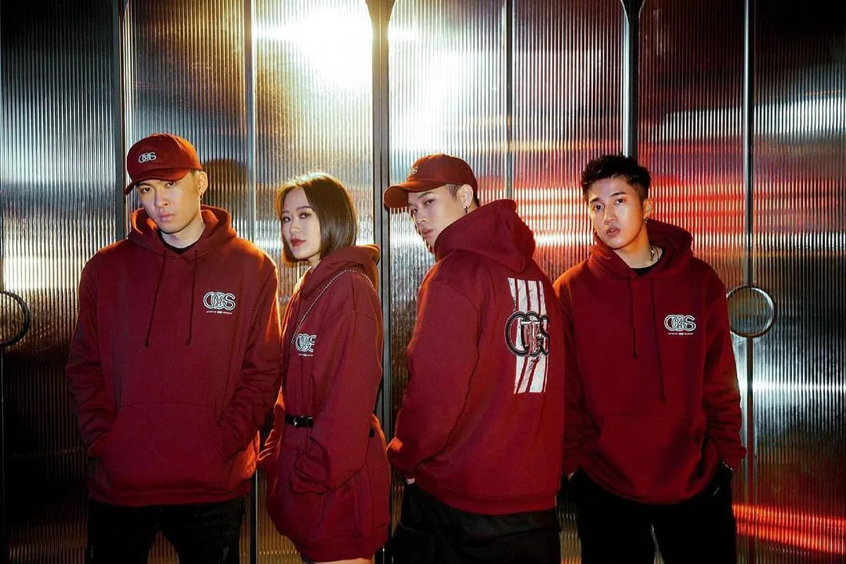高尔宣（右2）也与唐仲彣（左1）、娄峻硕（右）及芮德组成饶舌团体“CHING G SQUAD”。（取自艺人Instagram）