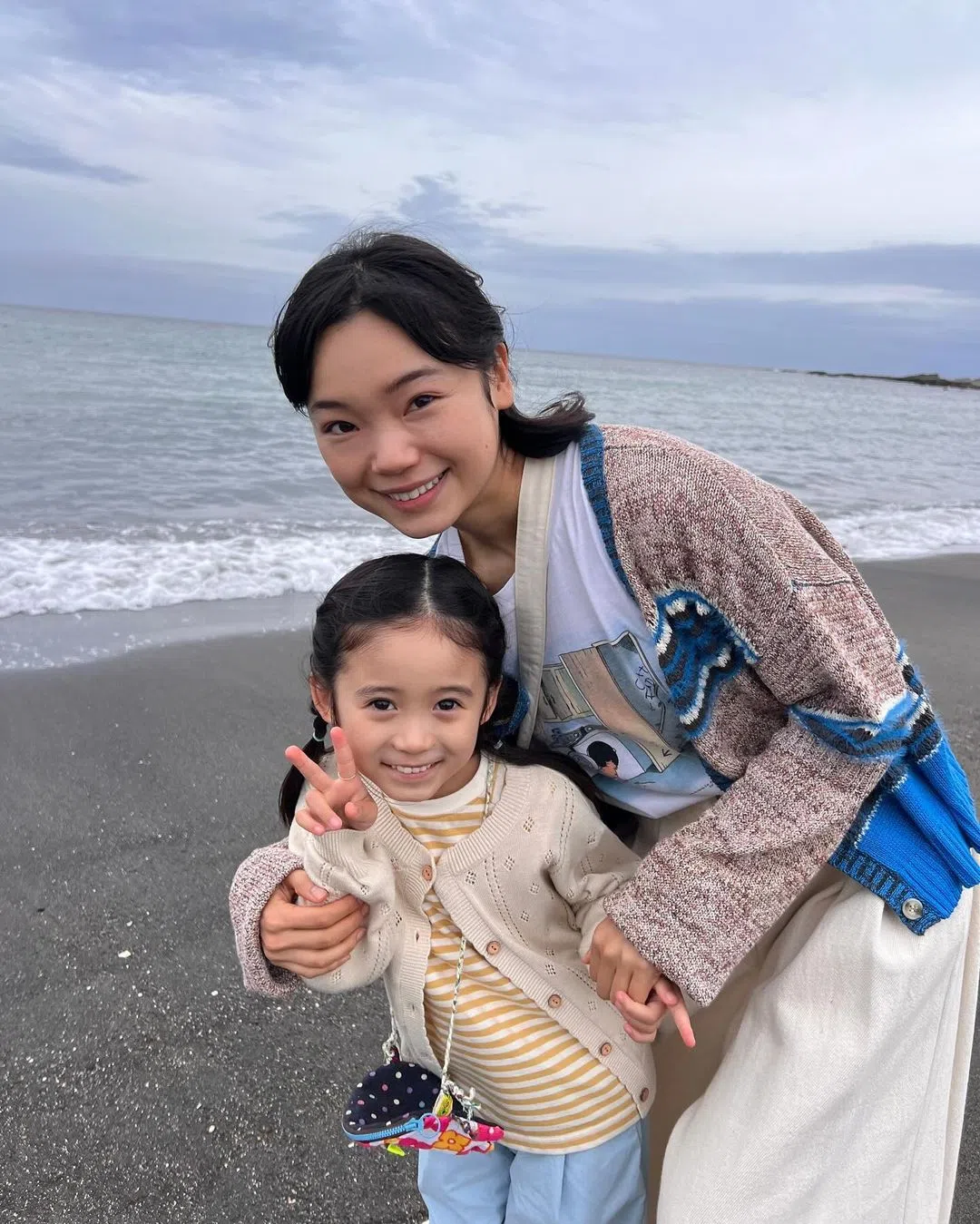 古川琴音（右）饰演因病去世的单亲妈妈南云水季。（取自电视剧官方IG）