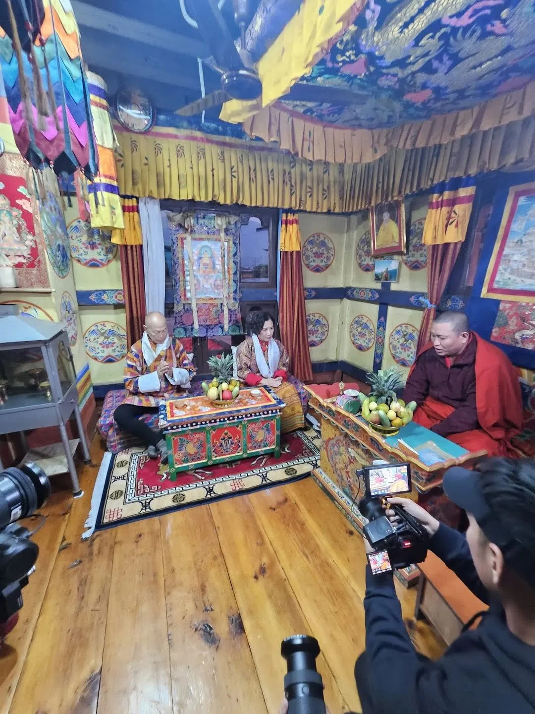 罗家英和汪明荃在不丹获得大师的祝福。（取自汪明荃IG）