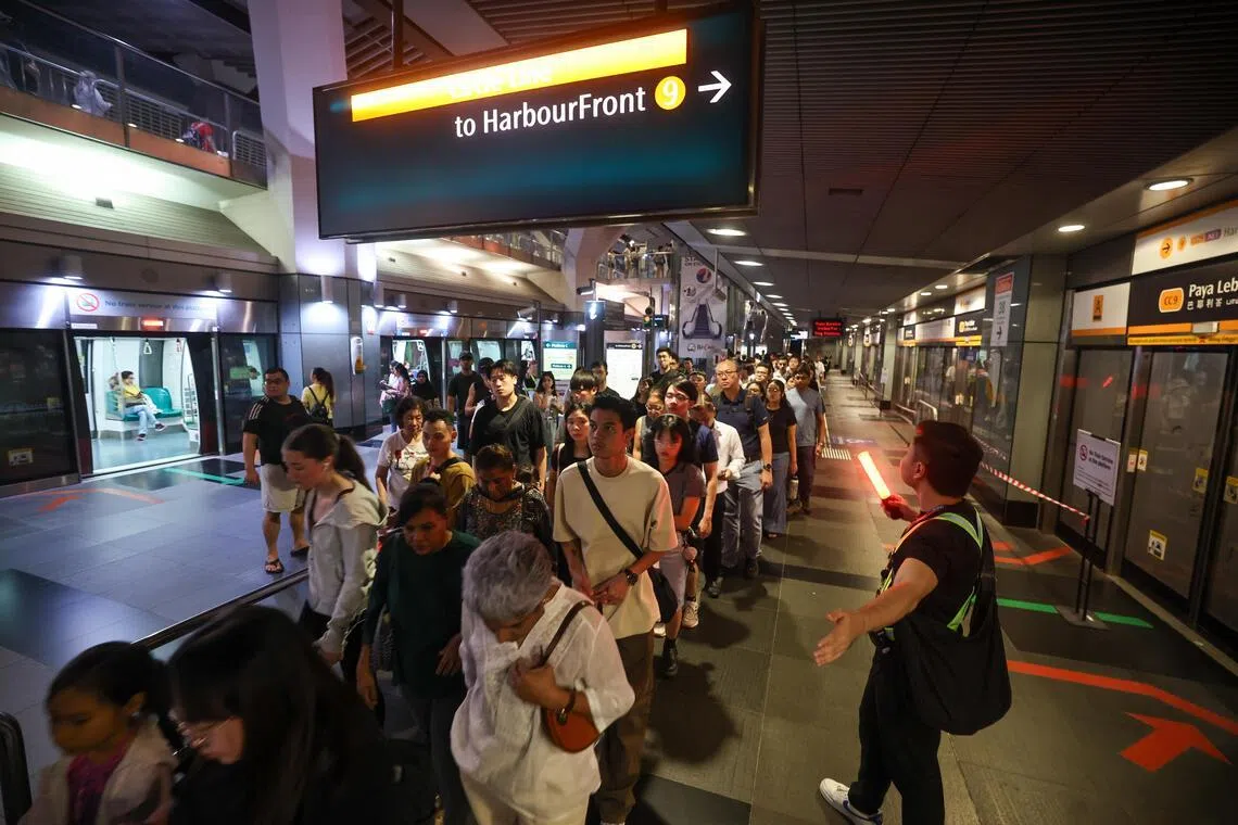 巴耶利峇地铁站内除了有工作人员通过扩音器指路，站内广播系统也反复广播，通知乘客进站列车通往的方向和终点站。（陈渊庄摄）