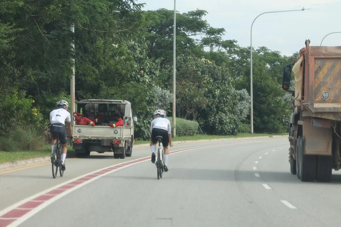罗厘停在脚踏车道上，骑士只能驶出再切回。（梁麒麟摄）