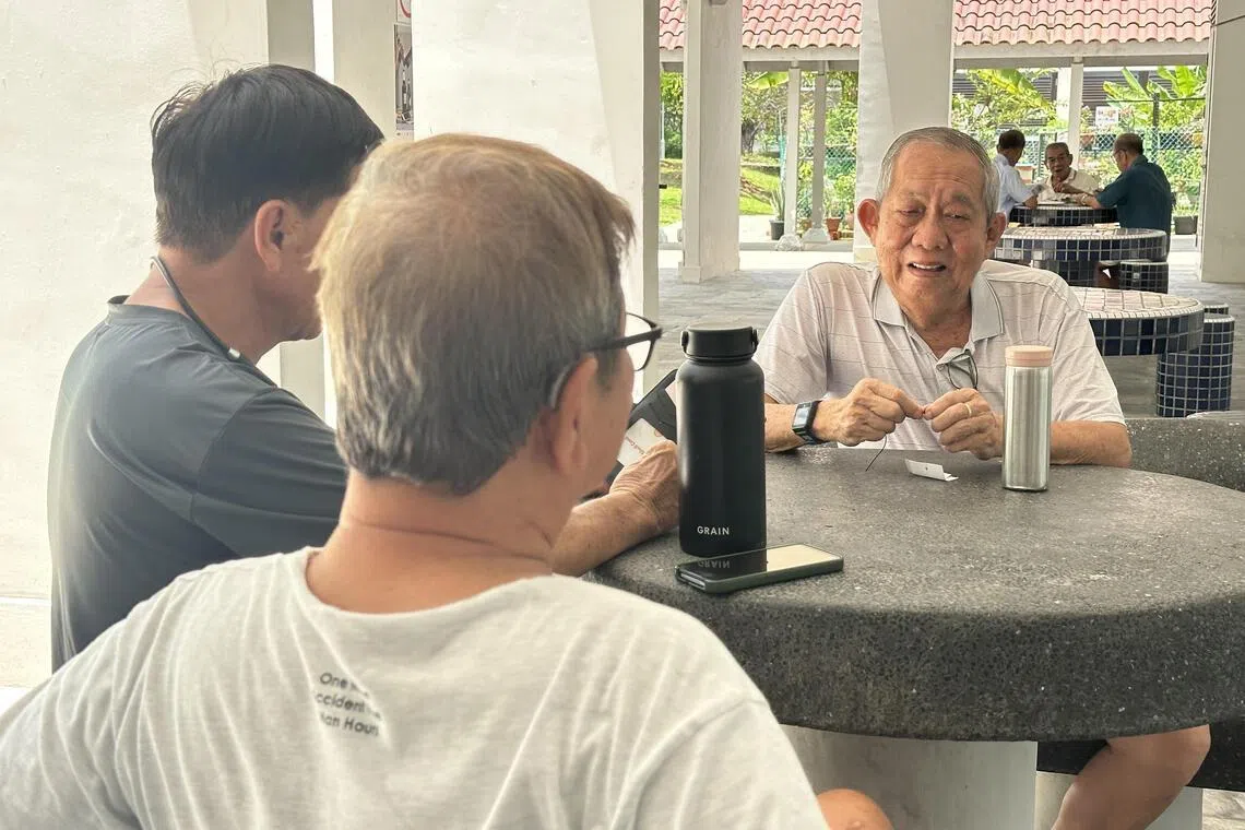 72岁钟建波（右一）认为，乐龄翻新计划有助提升居住环境，但强调应保留组屋底层的社区空间，以方便长者交流与休息。（林煇智摄）