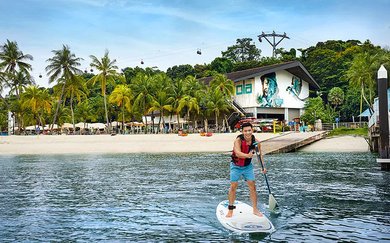 立桨冲浪，在微微翻动的海面上，享受海风拂面的惬意。（图/新加坡旅游局提供）