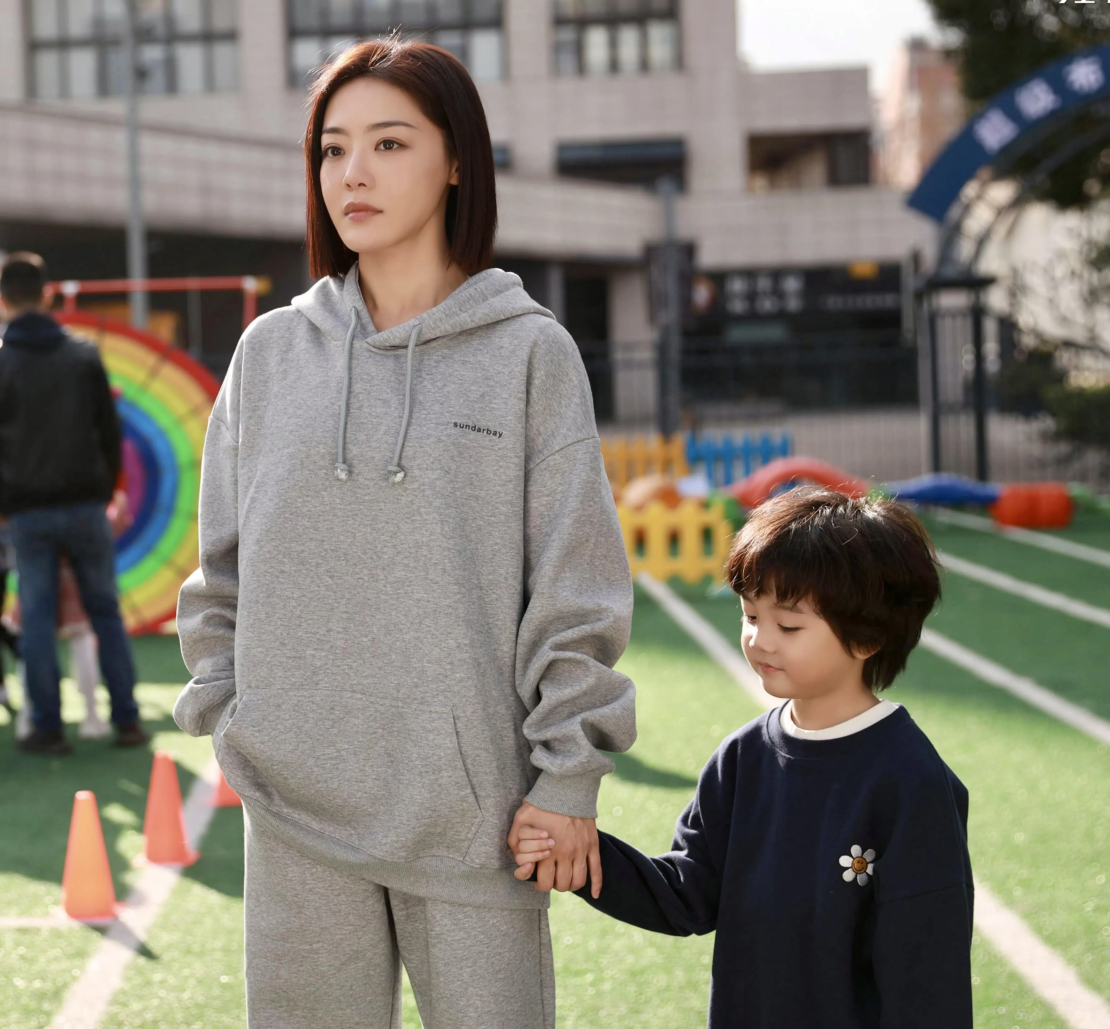 邓家佳剧中饰演单亲妈妈安宁，育有一子。（互联网）