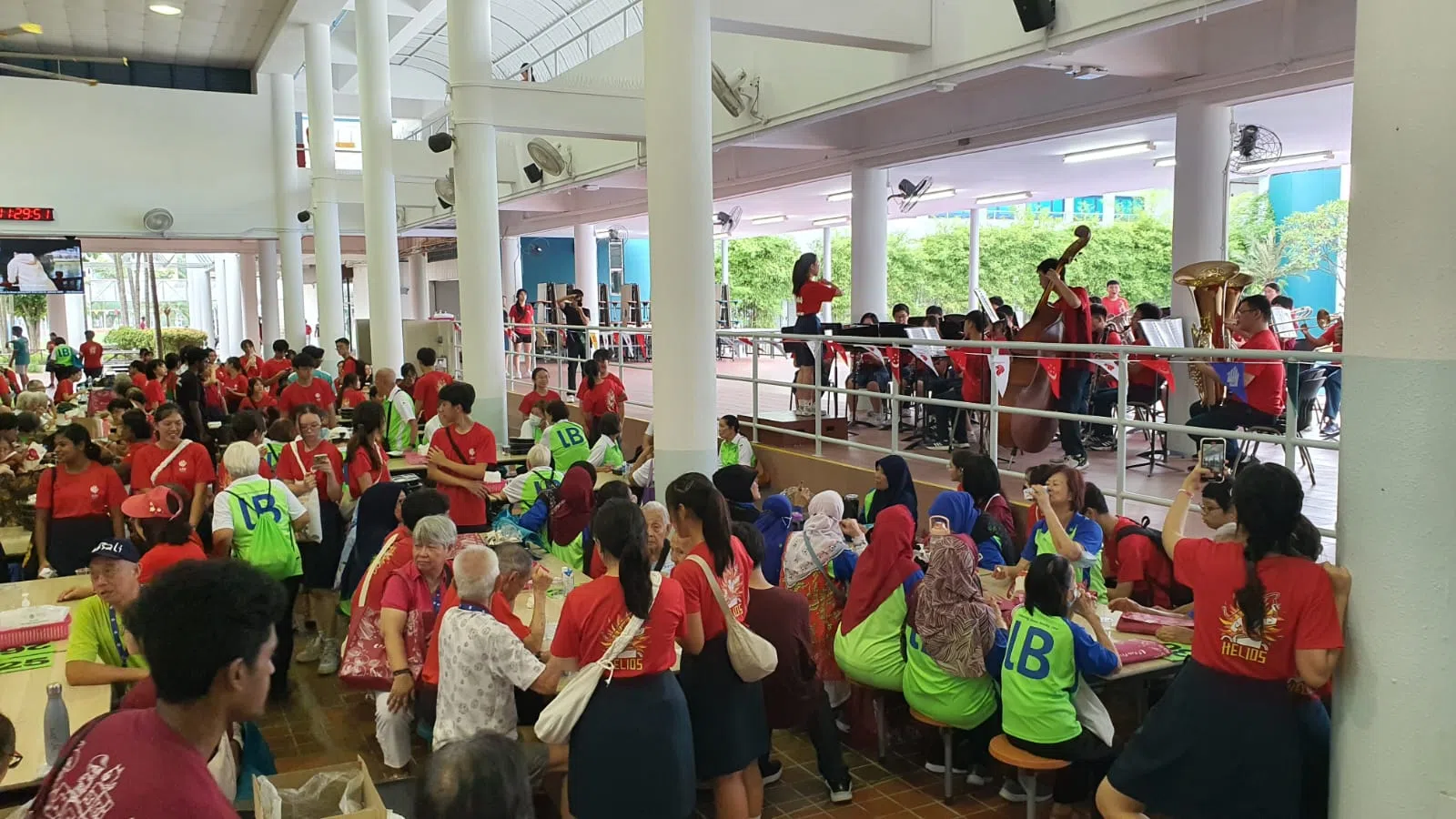 学生细心陪伴来自狮子乐龄之友协会活跃乐龄中心的长者，和他们一起观赏校内表演，并参与有趣的游戏，大家乐在其中。（安德逊实龙岗初院提供）