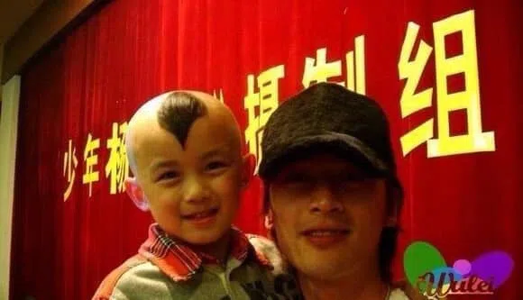 胡歌抱着当时年仅7岁的吴磊合照。（互联网）