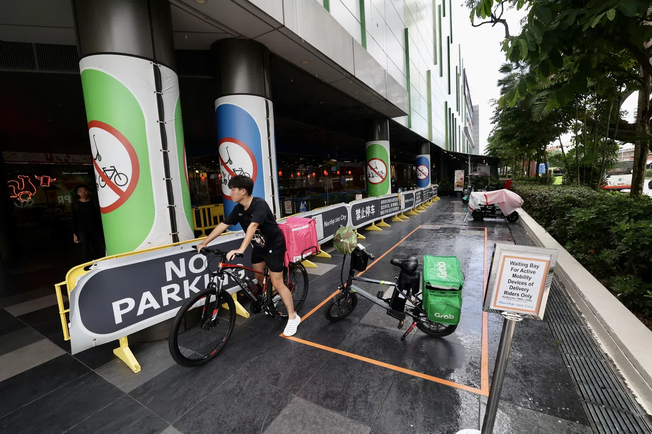 星狮地产新加坡旗下的纳福城在商场外靠近入口的地方，特别划出一个空地，让送餐员在取餐时停放通勤工具，为他们提供便利，也免去随意停放通勤工具对访客造成不便。（档案照片）