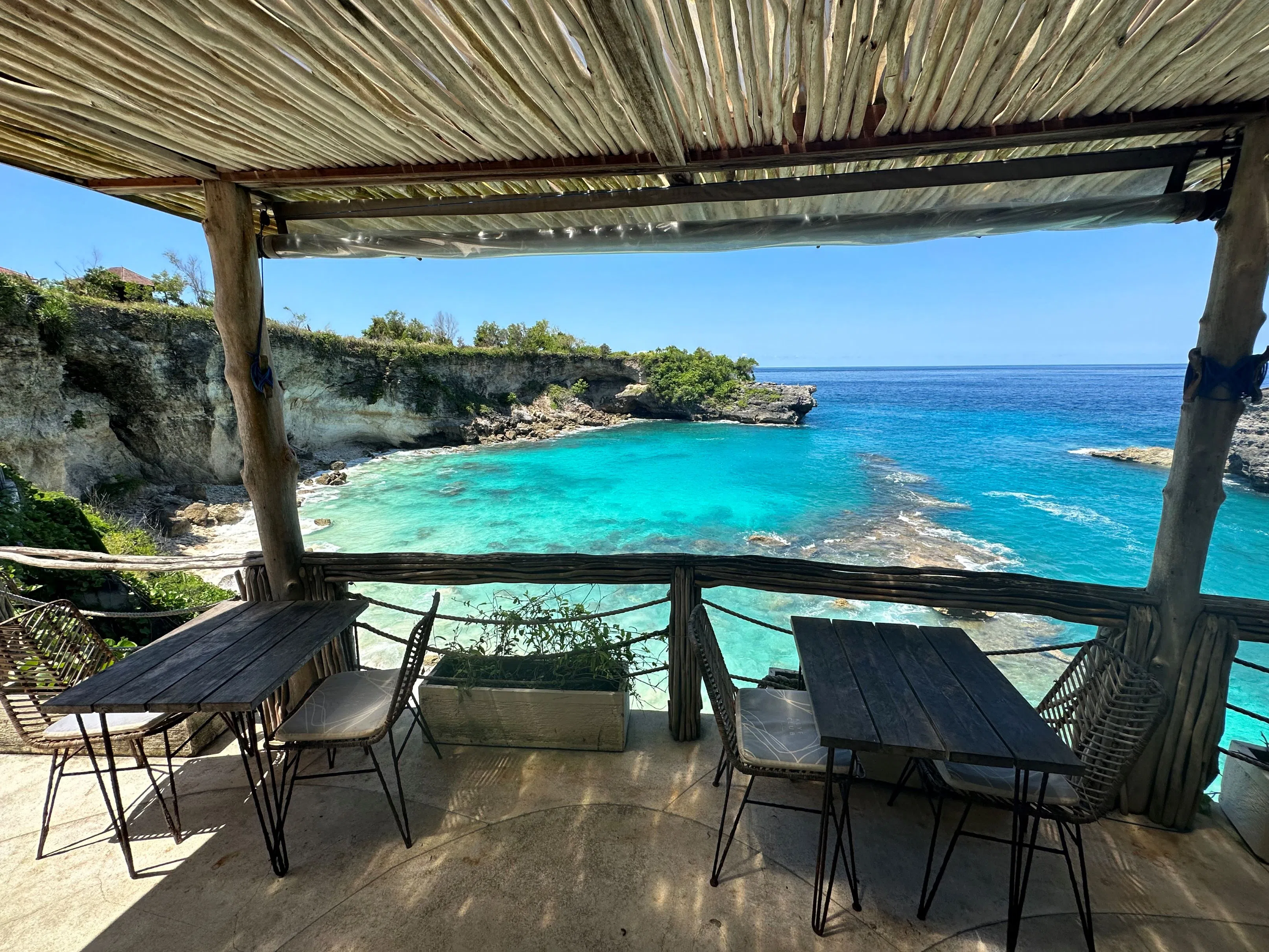 能让人发呆放空一下午的别墅餐厅，自带绝美海景。（陈晓彤摄）