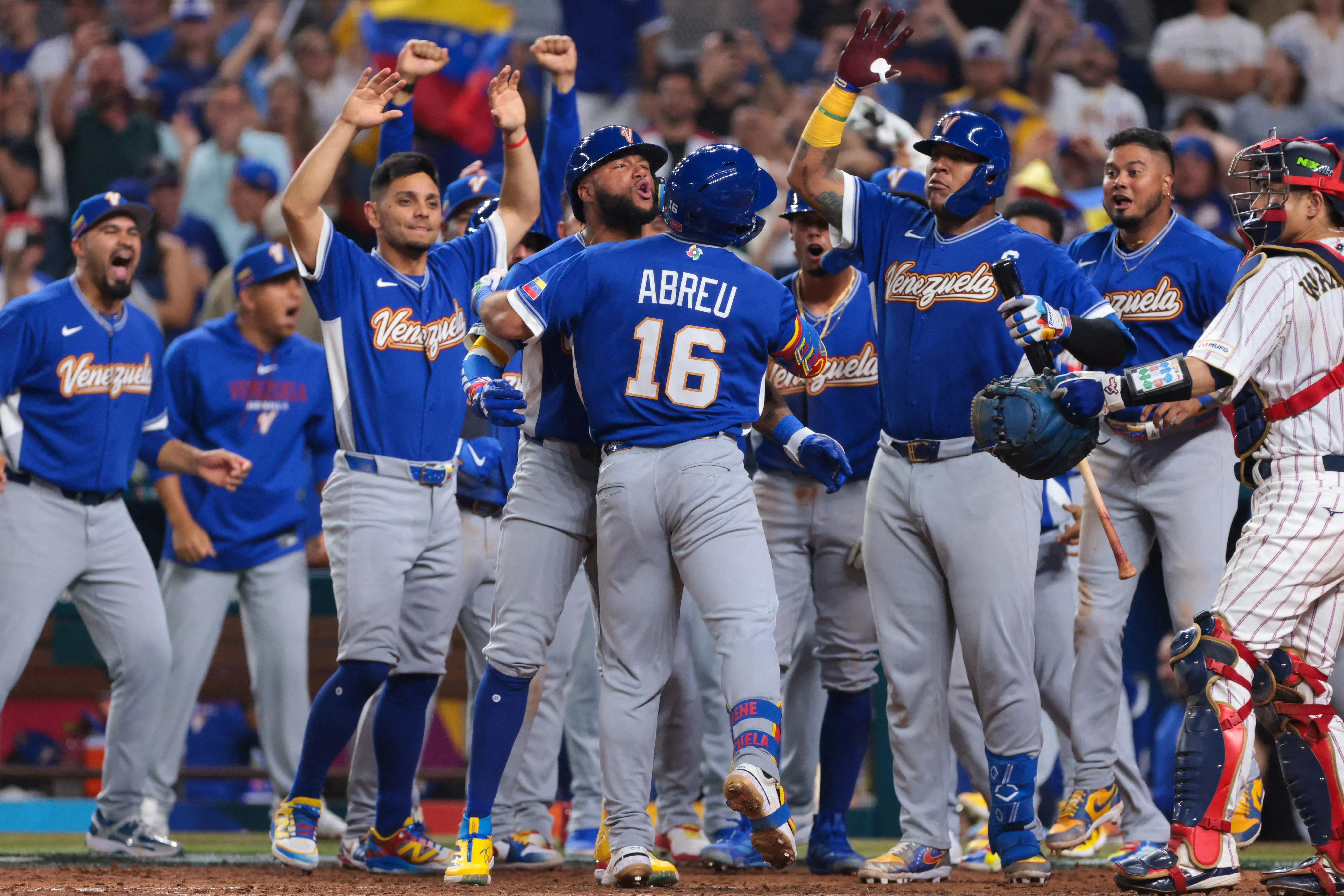 阿布瑞尤（16号）打出三分全垒打，帮助委内瑞拉扭转比分后，和队友们激动庆祝。（路透社）
