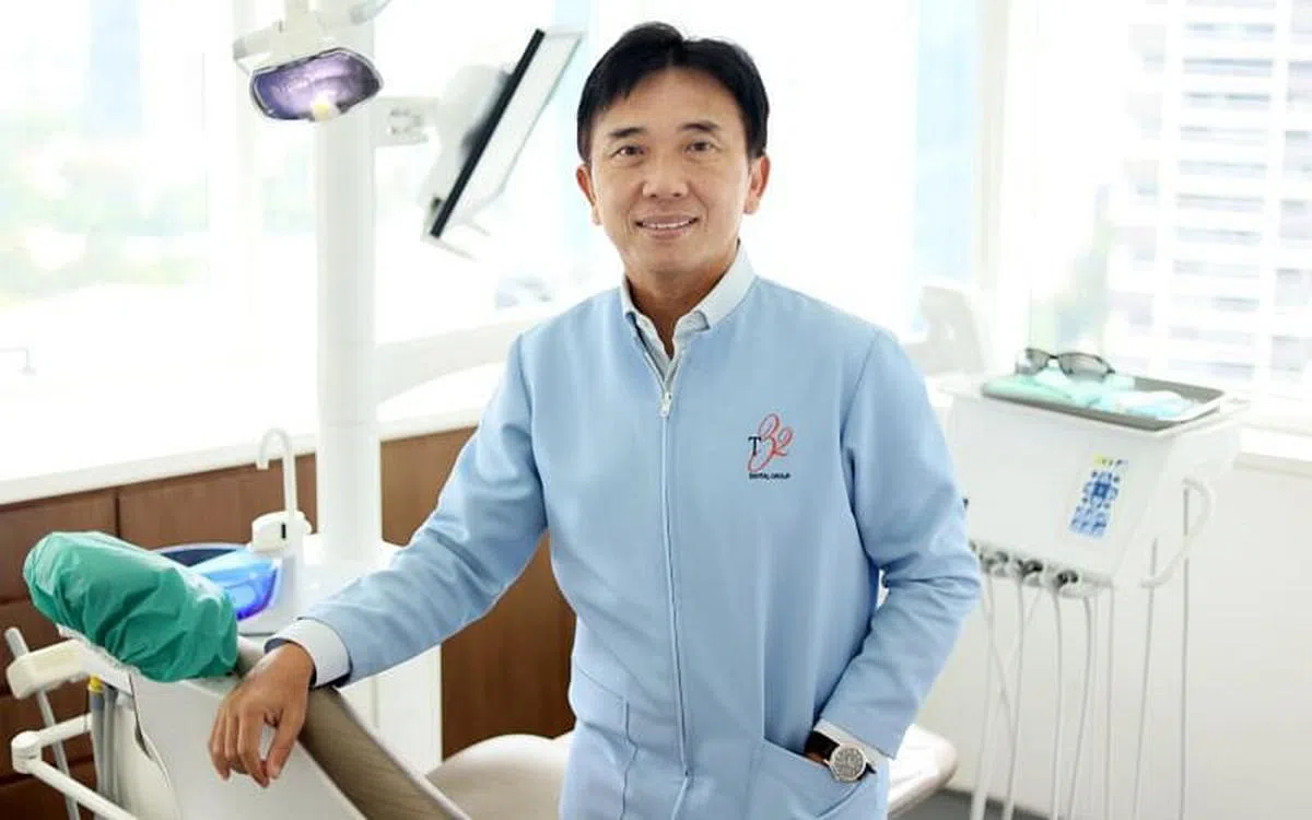 黄敬文医生说，决定要植牙时，应多了解治疗步骤与疗程、修复技术、牙科选材等。（龙国雄摄）