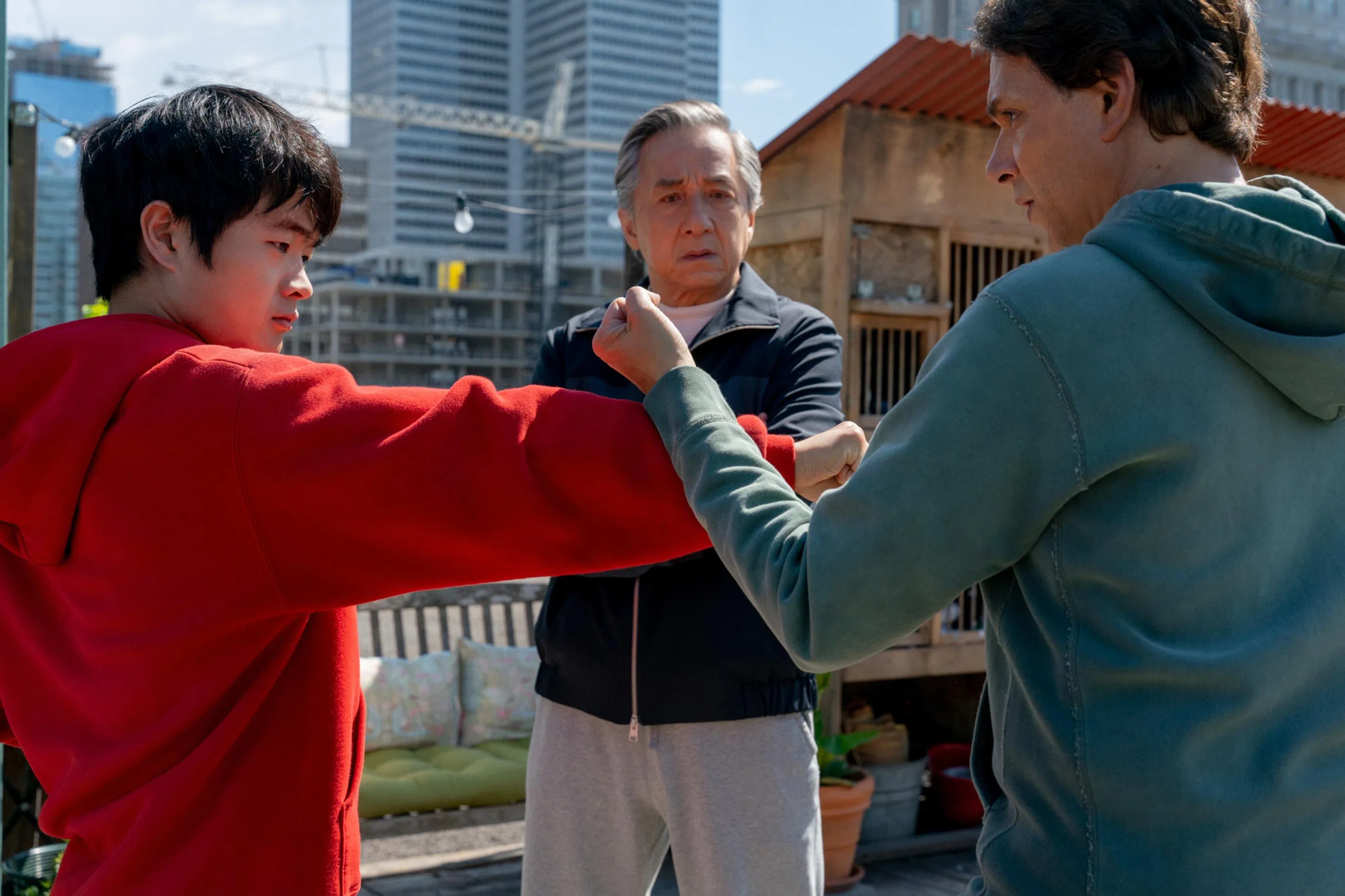 成龙（中）和Ralph Macchio（右）在《功夫小子：传奇》联手指导王班。（Sony Pictures提供）