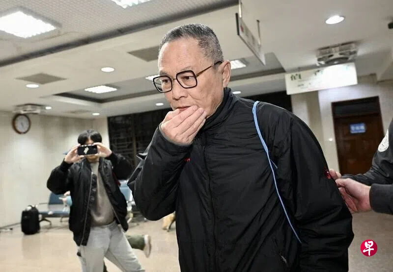 台北地方法院星期一（9月7日）就涉及台湾无党籍立委高金素梅涉贪的核心被告张俊杰发出通缉令。他之前移审后被裁定以1000万新台币交保，施以电子手环科技监控，以及限制住居、出境及出海，法院法警星期天（9月6日）在台北大安森林公园附近的草丛中寻获张俊杰被破坏的电子手环。 （台湾《自由时报》档案照）