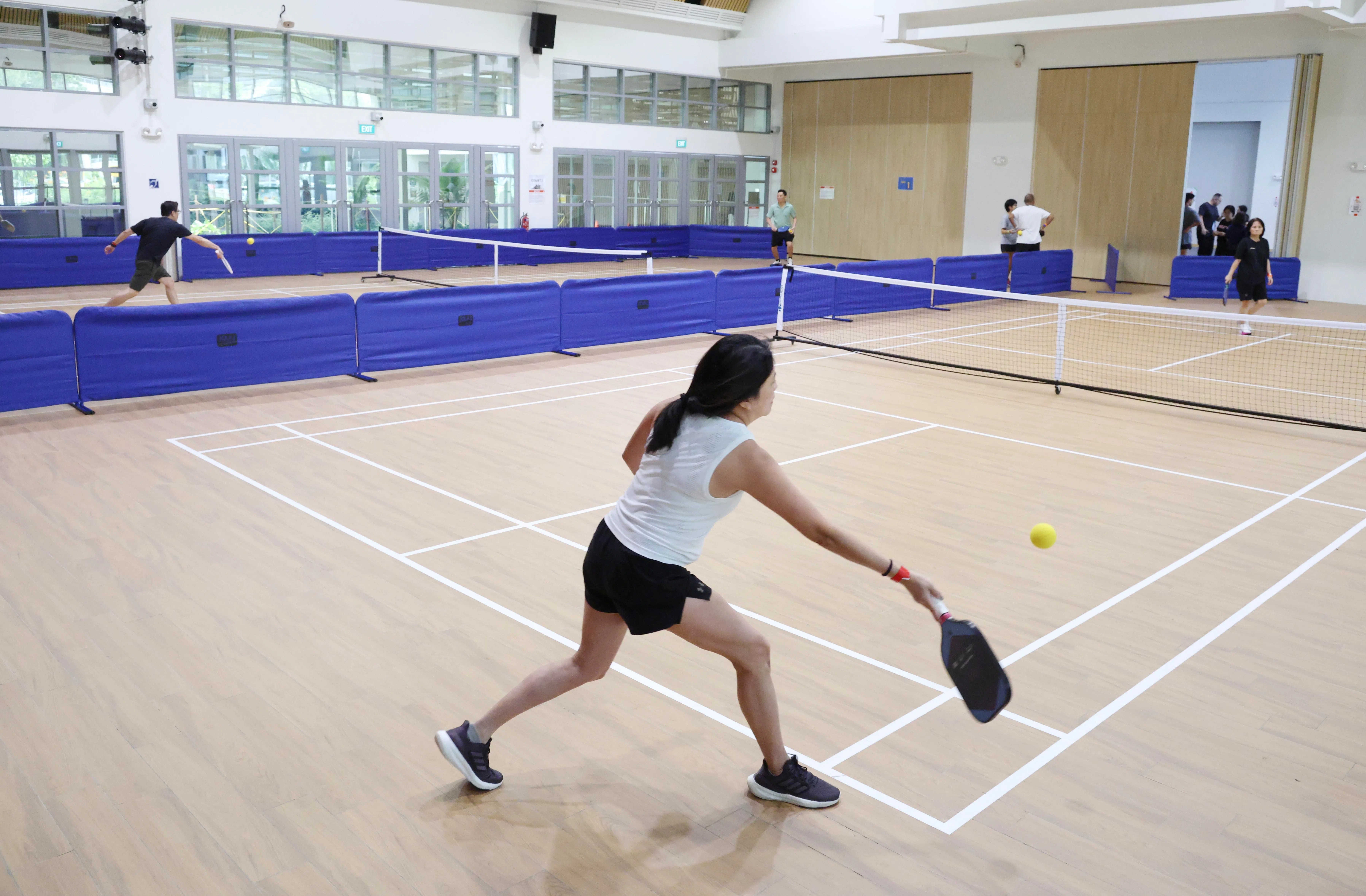 参加活动的居民中，大都表示愿意接受用泡棉制成的“静音匹克球”，达到健身和减少噪音两不误的目的。（郑一鸣摄）