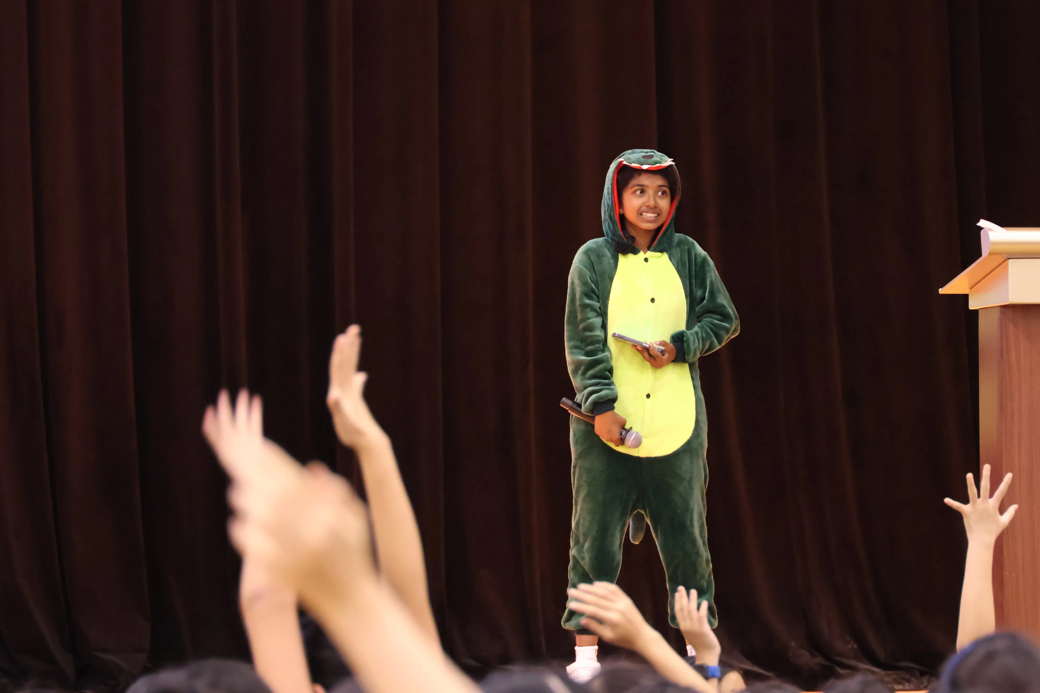 学生踊跃举手回答有关莱中历史的问题。（莱佛士女中摄影社提供）