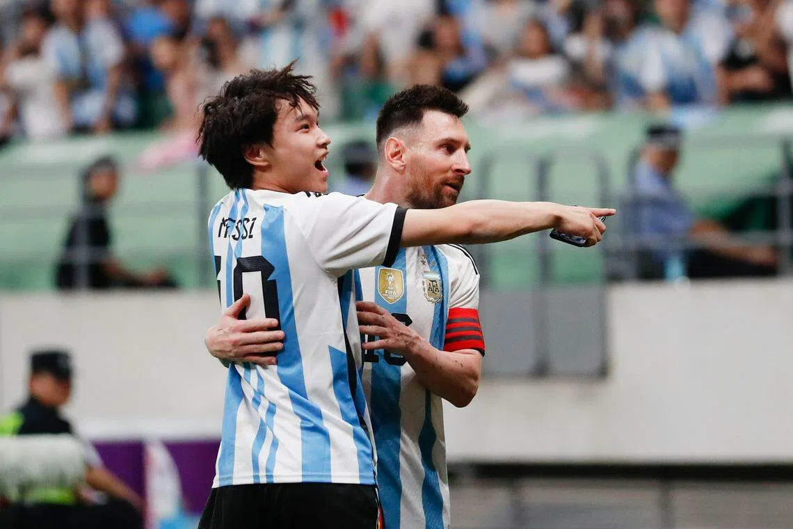 闯入球场的球迷兴奋地与梅西拥抱。（新华社）