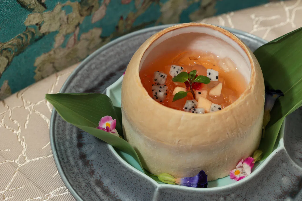 椰盅酸柑鲜果芦荟啫喱冻视觉与味觉皆清爽，是炎夏解暑的理想甜品。（张俊杰摄）