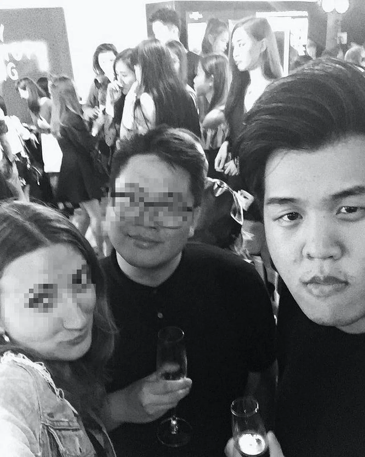 郑欣宜男友被爆是花店老板。（右一，互联网）