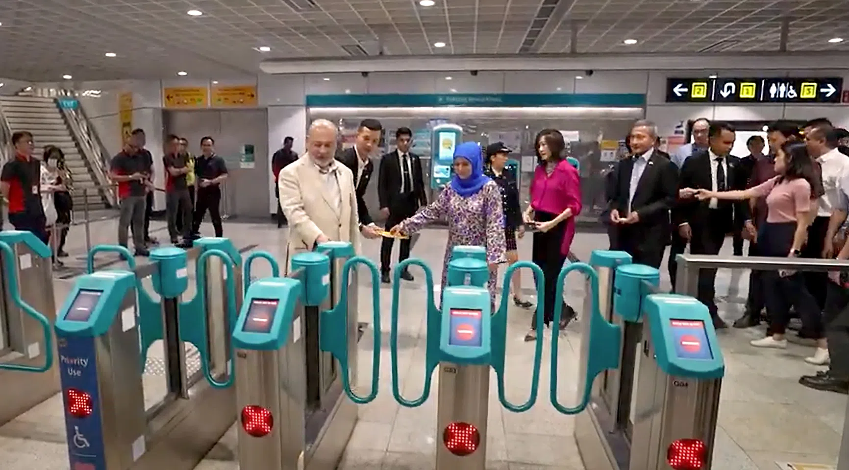 马国元首依布拉欣（左一）和元首后拉惹查丽苏菲亚（左二）星期二下午由交通部长兼财政部第二部长徐芳达、外长维文（左四）和外长夫人谢恩赐（左三）陪同，乘搭汤东线列车到兀兰北站，以了解新柔地铁工程的进展。（视频截图）