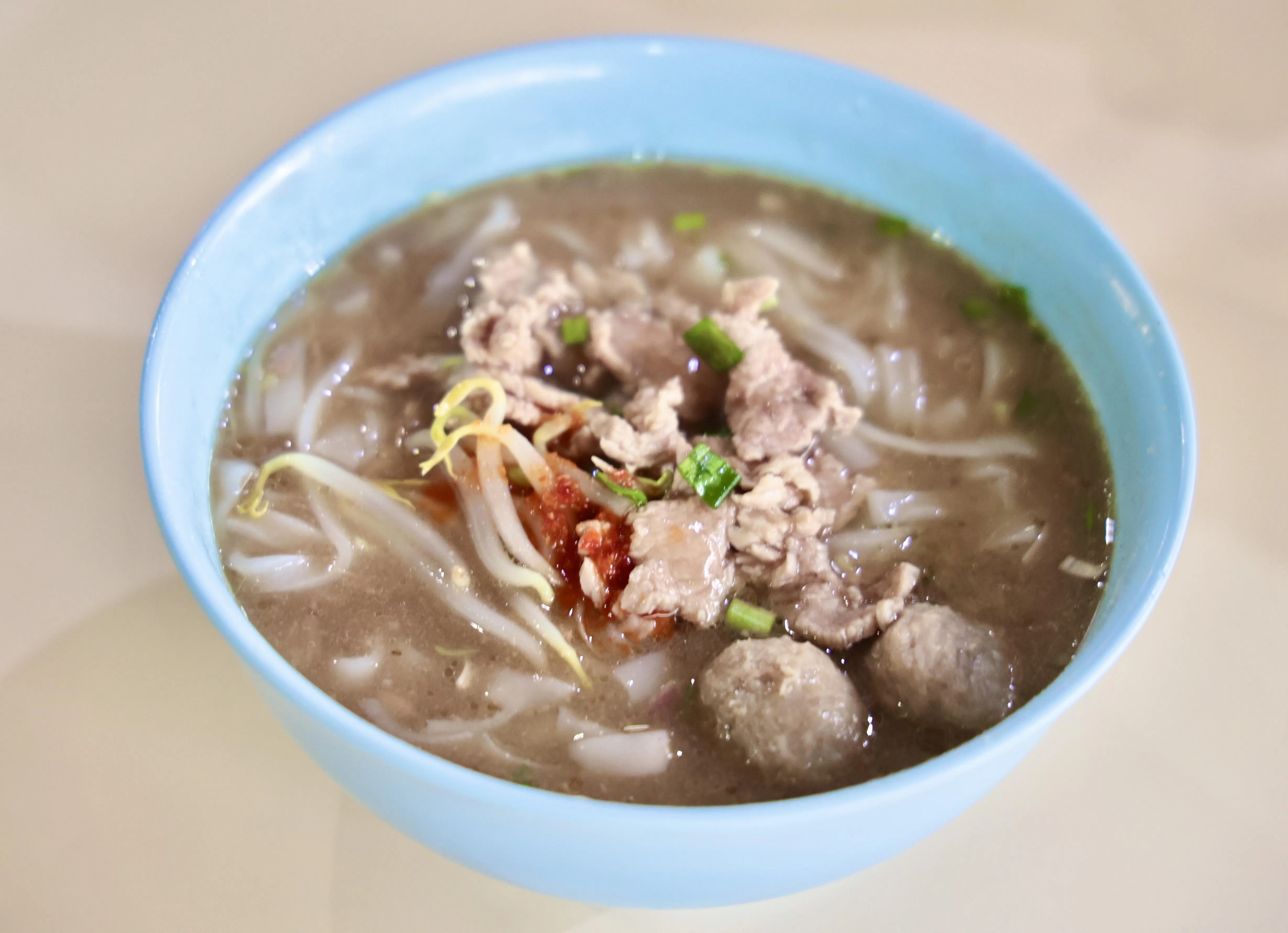 牛肉粉汤以牛骨熬制五小时，汤头清甜浓郁。（特约陈佩敏摄）