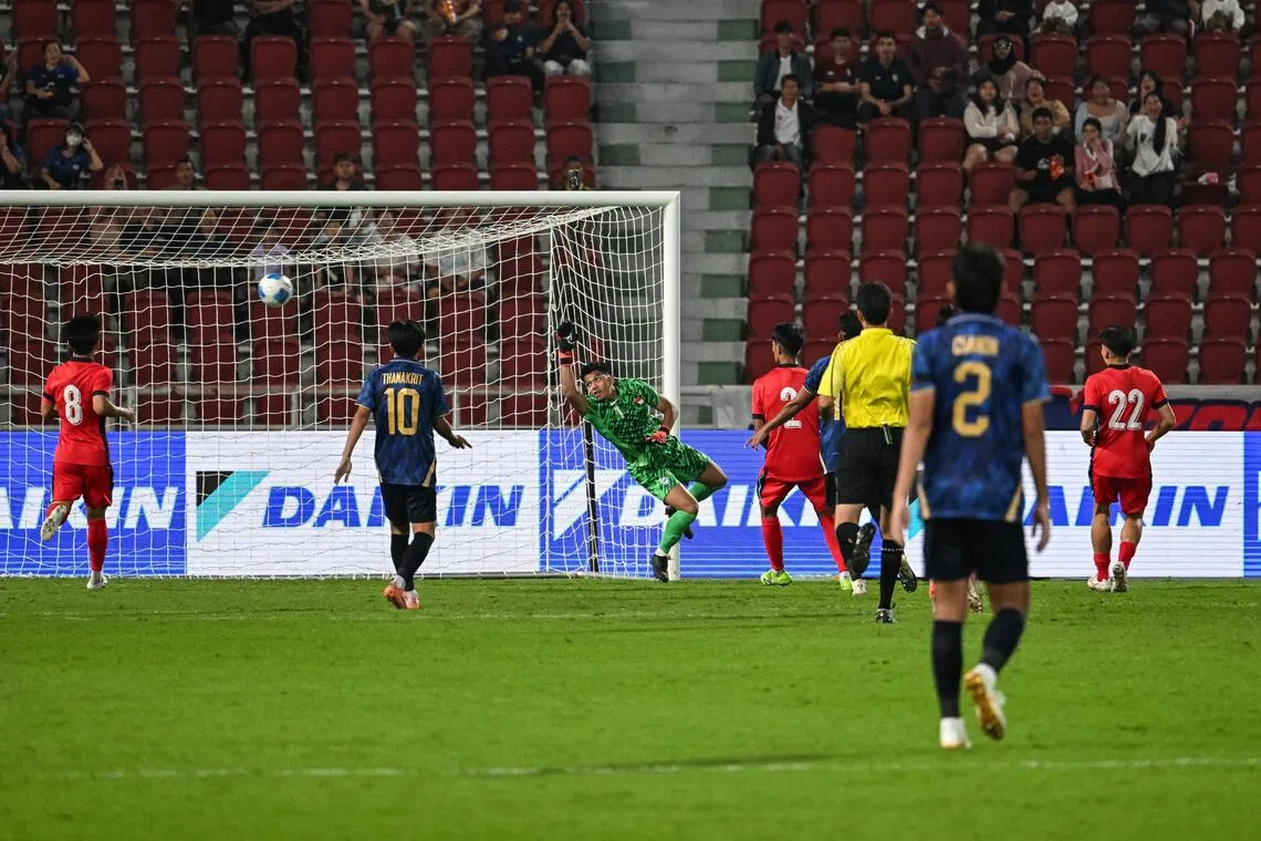 幼狮队虽然全力防守，仍被泰国攻破龙门。（每日新闻）