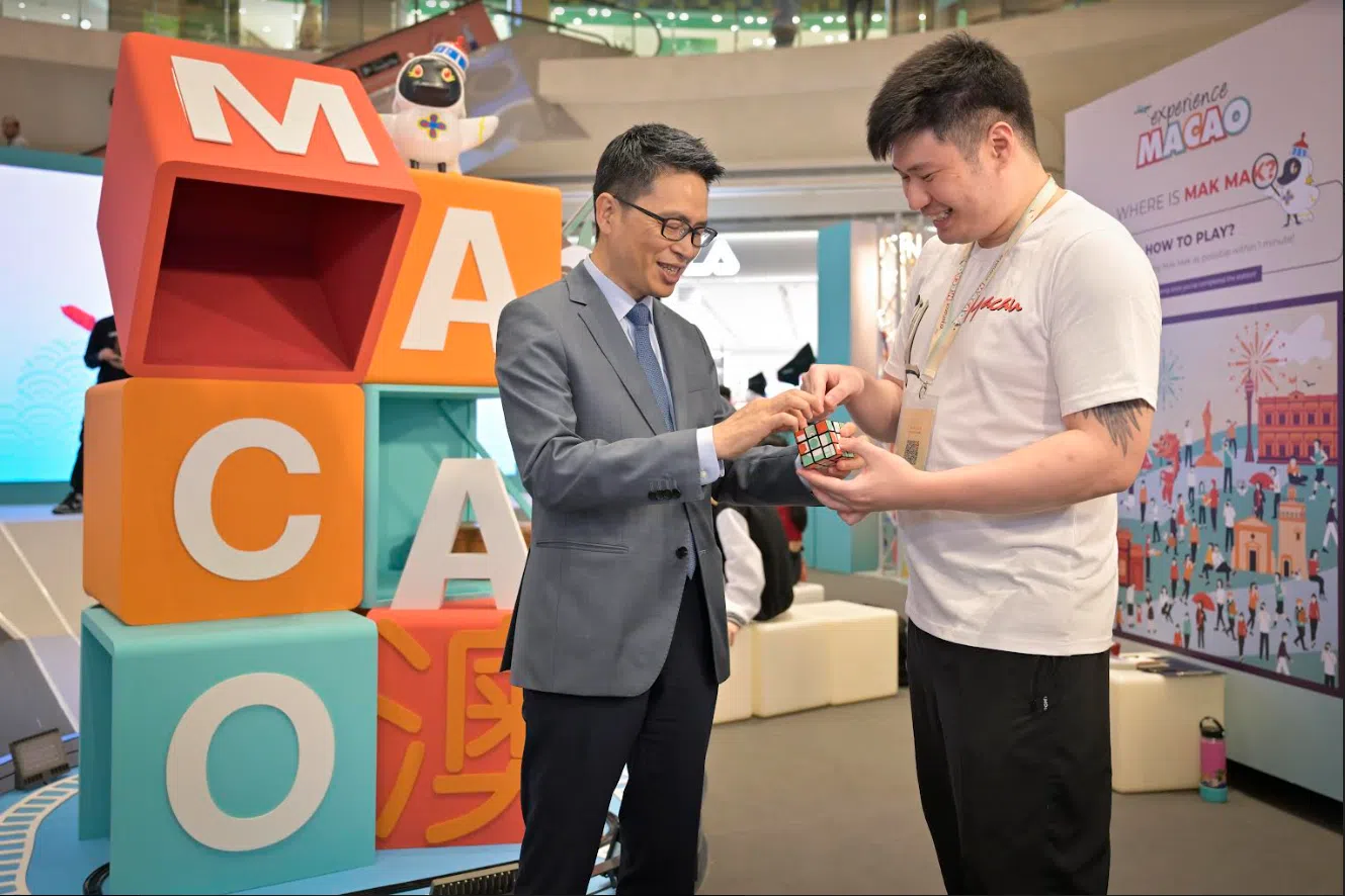 这是疫情后澳门当局在新加坡的首场旅游路展，场地设计灵感来源于魔方，程卫东（左一）表示，澳门旅游业多元发展，有更多面貌待旅客发掘。（图/新报业媒体）