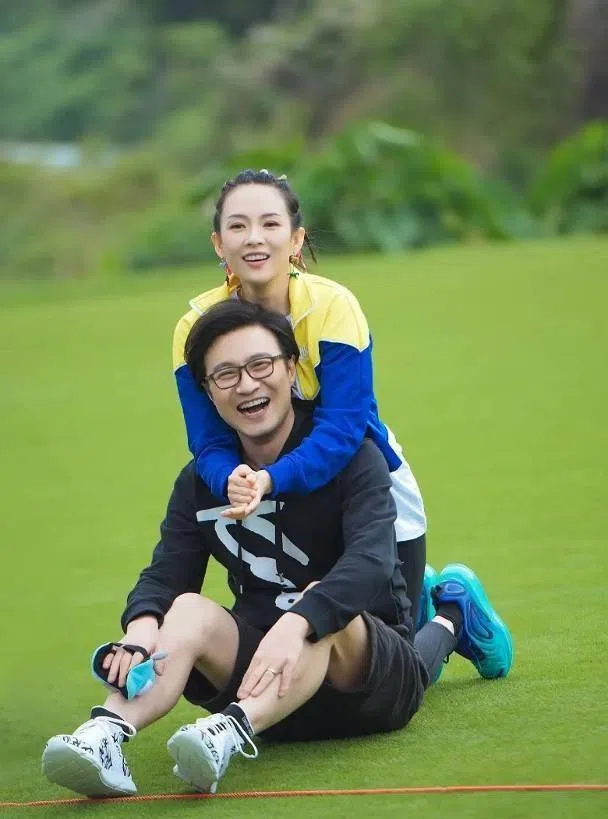 汪峰（前）与章子怡离婚备受热议。（互联网）