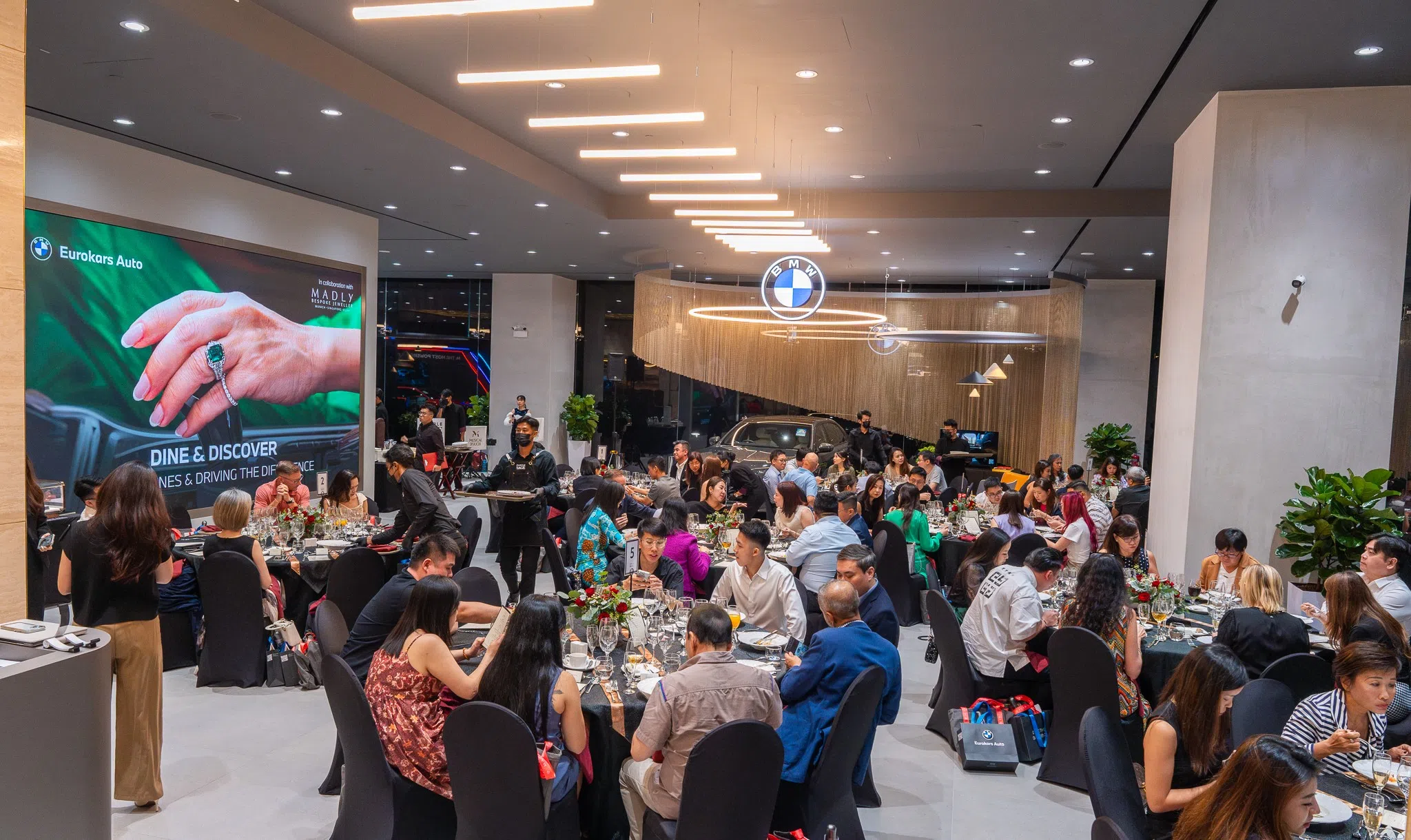 这个在宝马“体验中心”展厅主办的活动，结合试驾体验、产品分享和珠宝鉴赏，满足宝马车主对精致生活的追求。（图/Eurokars Auto提供）