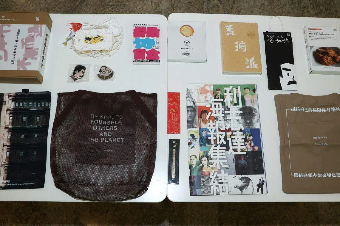 拍卖会的亮点之一是筹备组募得的各种竞拍品。（关俊威摄）