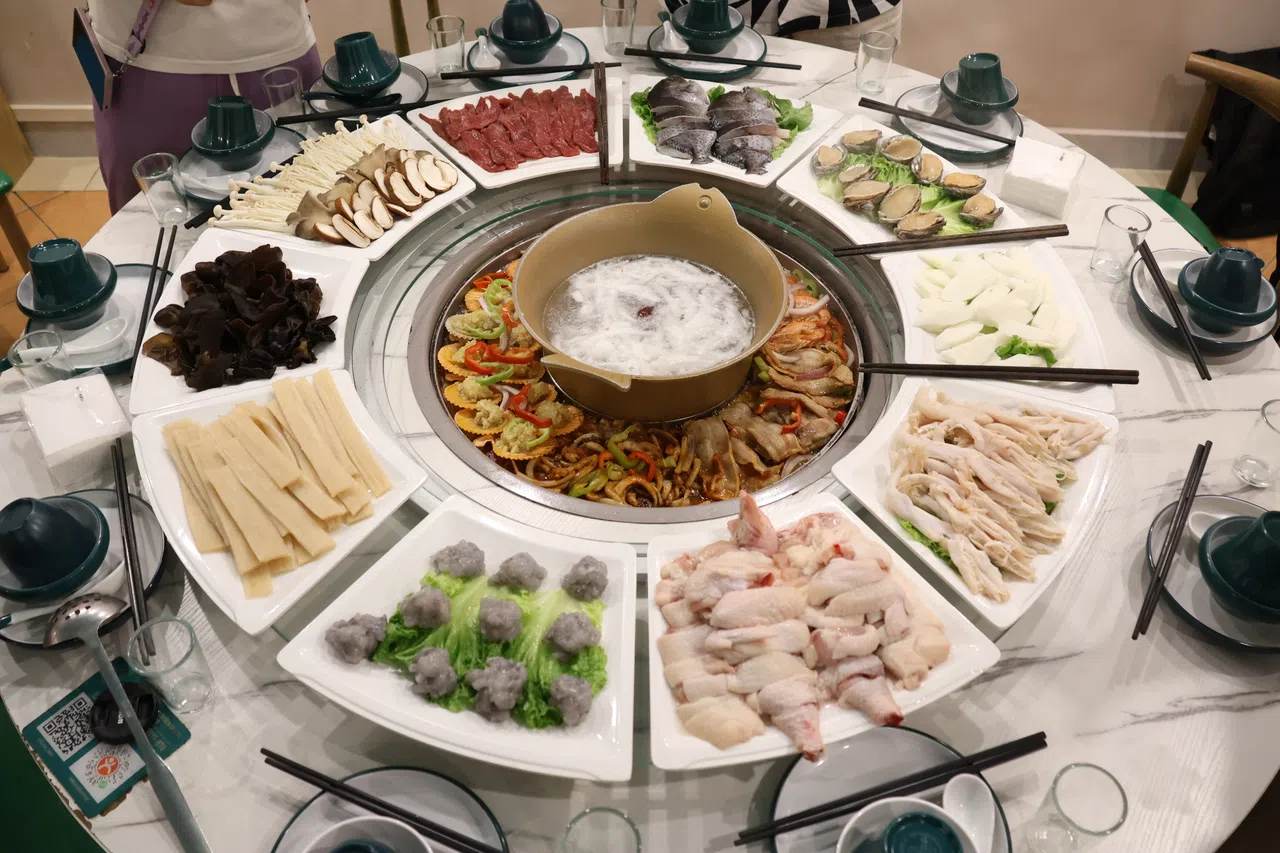 当椰子鸡火锅遇上烧烤，美味升级。（李雅歌摄）