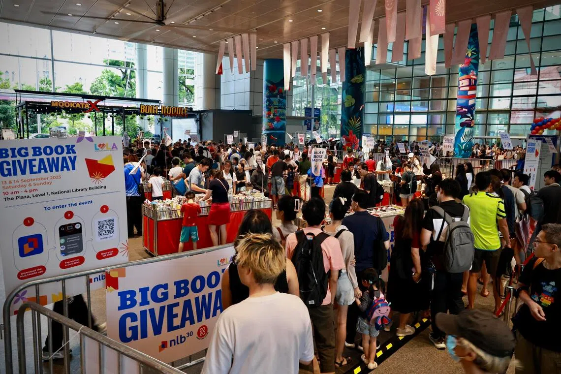 “好书赠送活动”原定上午10时开始，但8时30分起就有公众陆续到场，开场前队伍已超过500人。（特约陈来福摄）