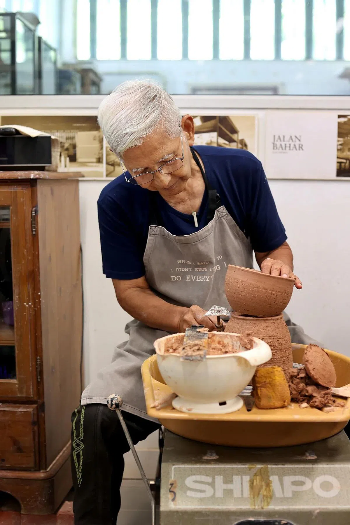 伊斯干达·贾里每星期有三天到“淡马锡陶艺工作者”工作室创作、教学。（龙国雄摄）