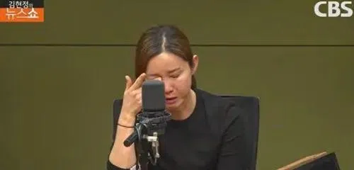南贤喜在记者会上痛哭，并交代她所知道的内情。（互联网）