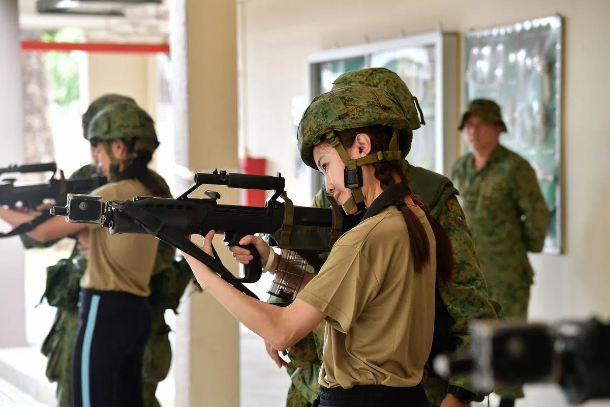 参与者体验用SAR21型突击步枪进行射击。（国防部提供）