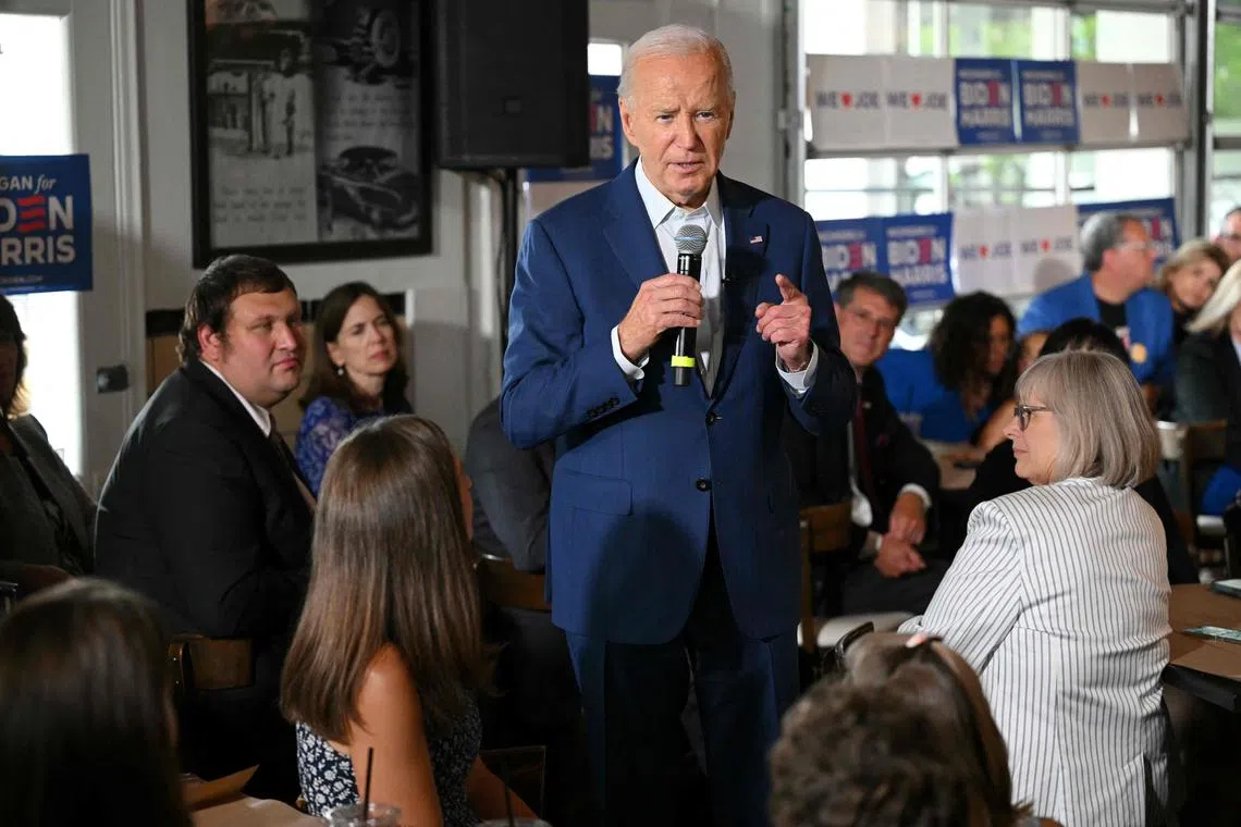 拜登出席7月12日在底特律举行的竞选集会前在诺斯维尔（Northville）一家餐馆停歇。他向在场的民众保证，他的健康没问题。（法新社）