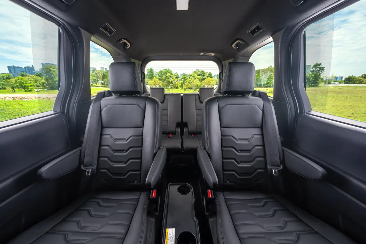 后排虽可乘坐三人，但由于中间座椅稍微凸起，舒适度受影响。（车商提供）