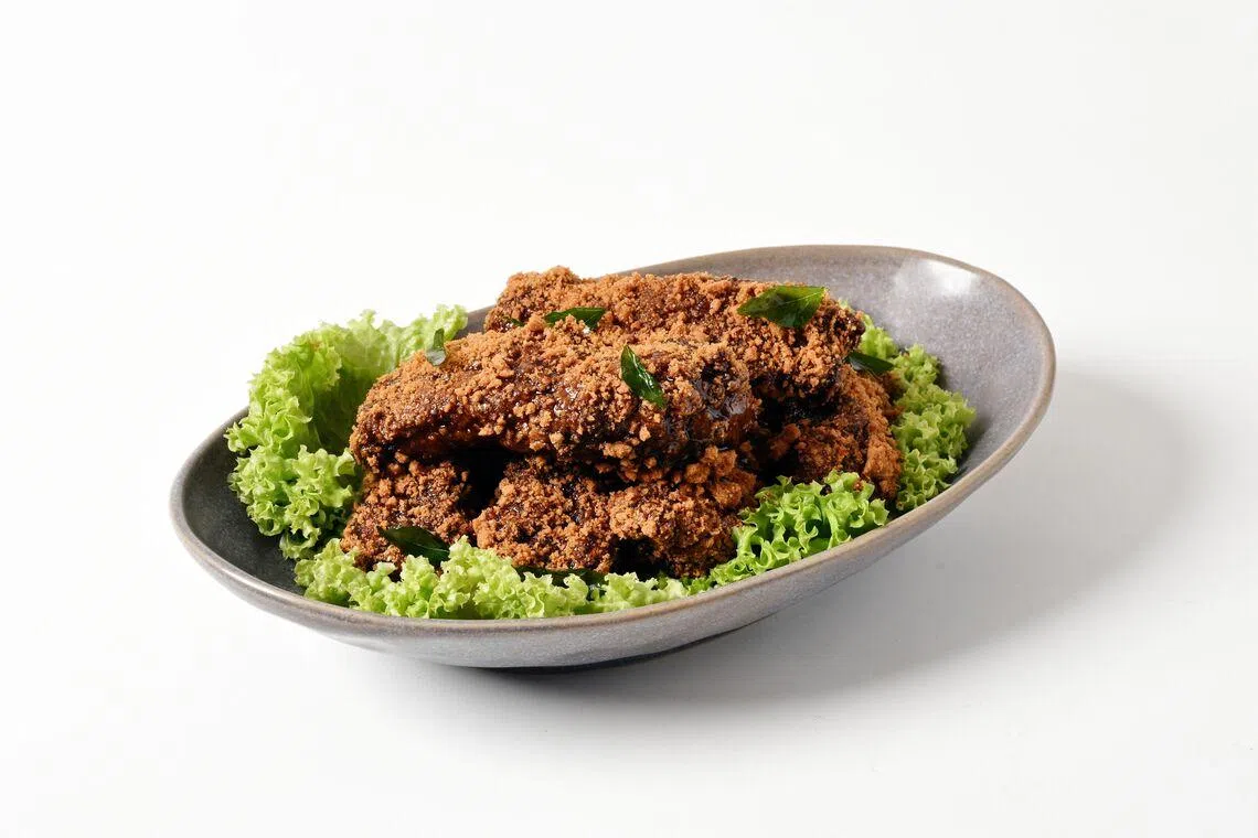 以Biscoff饼干碎包裹的咖啡猪肋排，是IMM门店独家菜色。（餐馆提供）