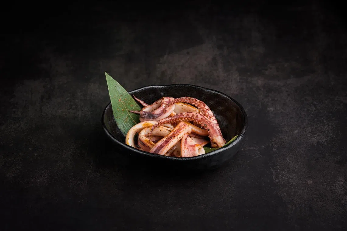 烤烤鱿鱼带嚼劲和烧烤焦香。（餐馆提供）