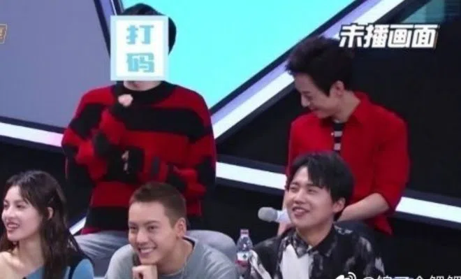 湖南卫视节目后期人员直接在出事艺人脸上打出“打码”二字。（互联网）