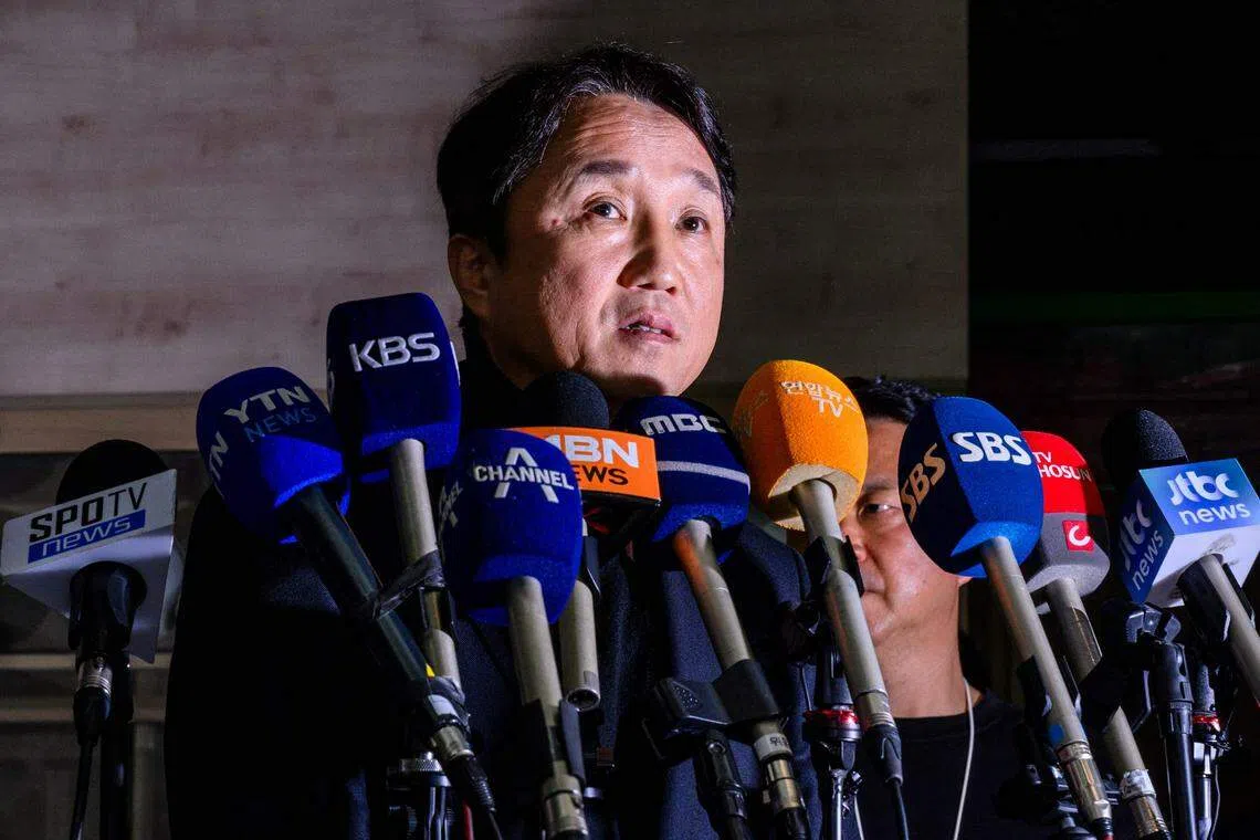 韩国足总技术总监皇甫官在记者会中宣布权力强化委员会的决定。（法新社）