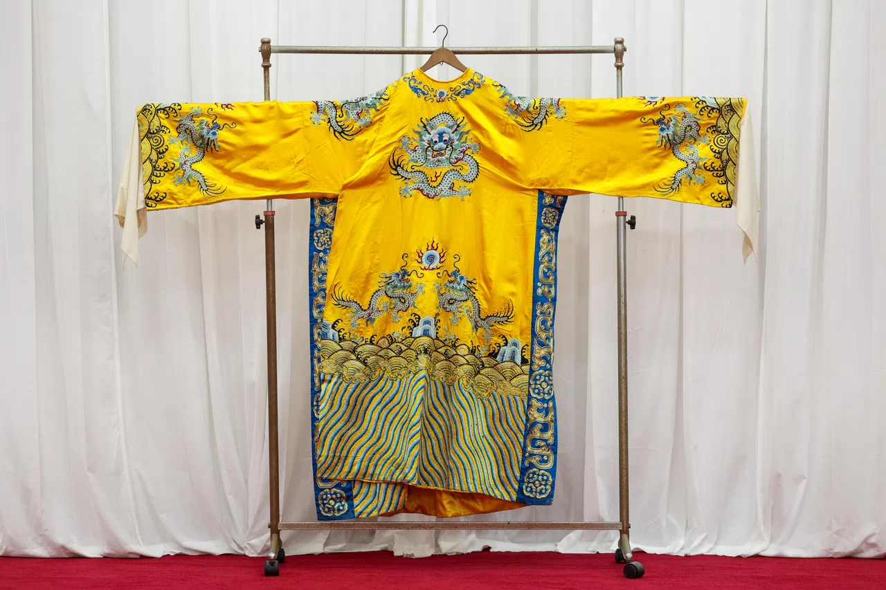 明黄色龙袍是皇帝专用的服饰，图为平社的龙袍戏服。（关俊威摄）