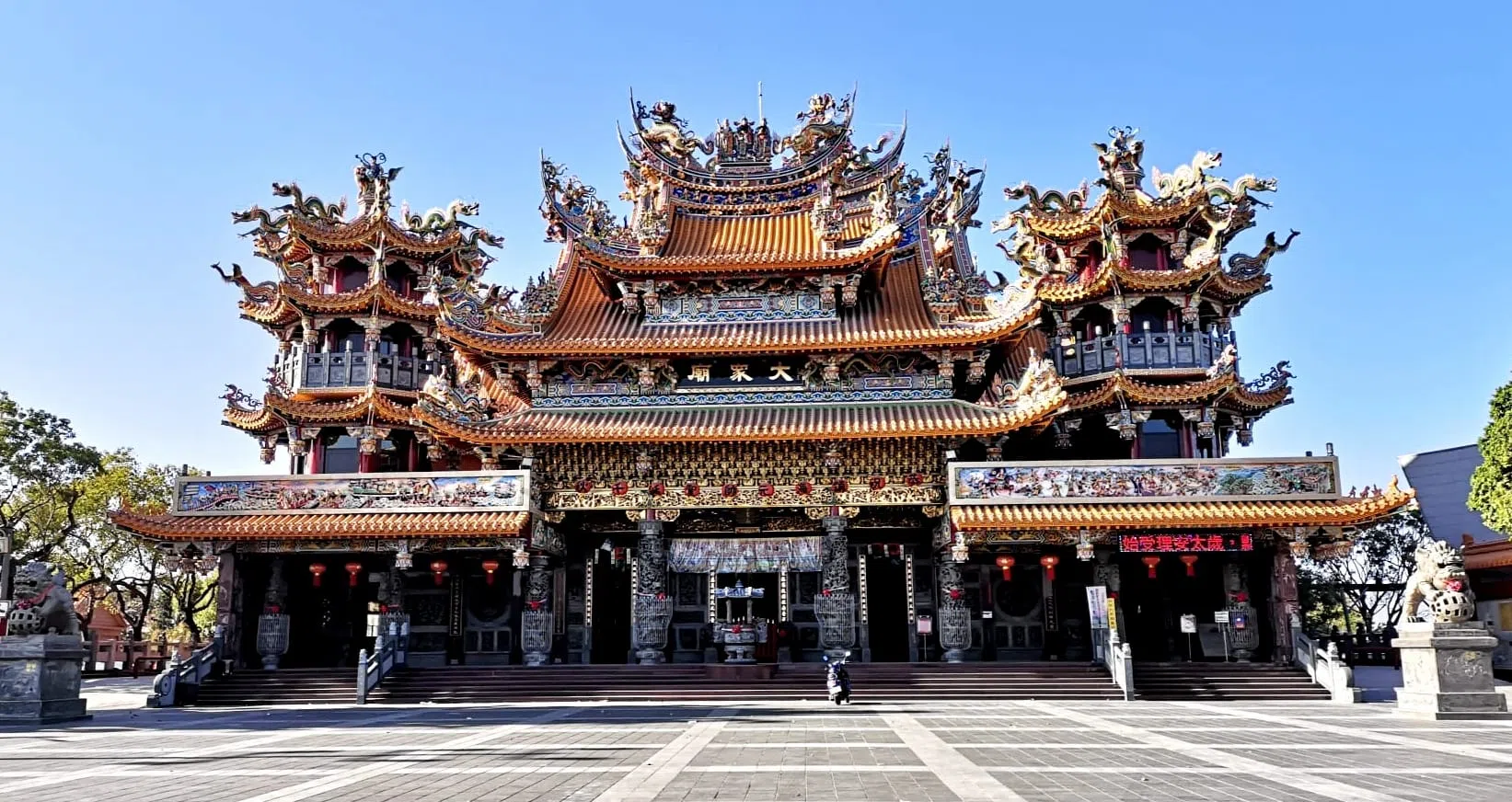 供奉“镇海元帅”的四草大众庙。（许月英摄）