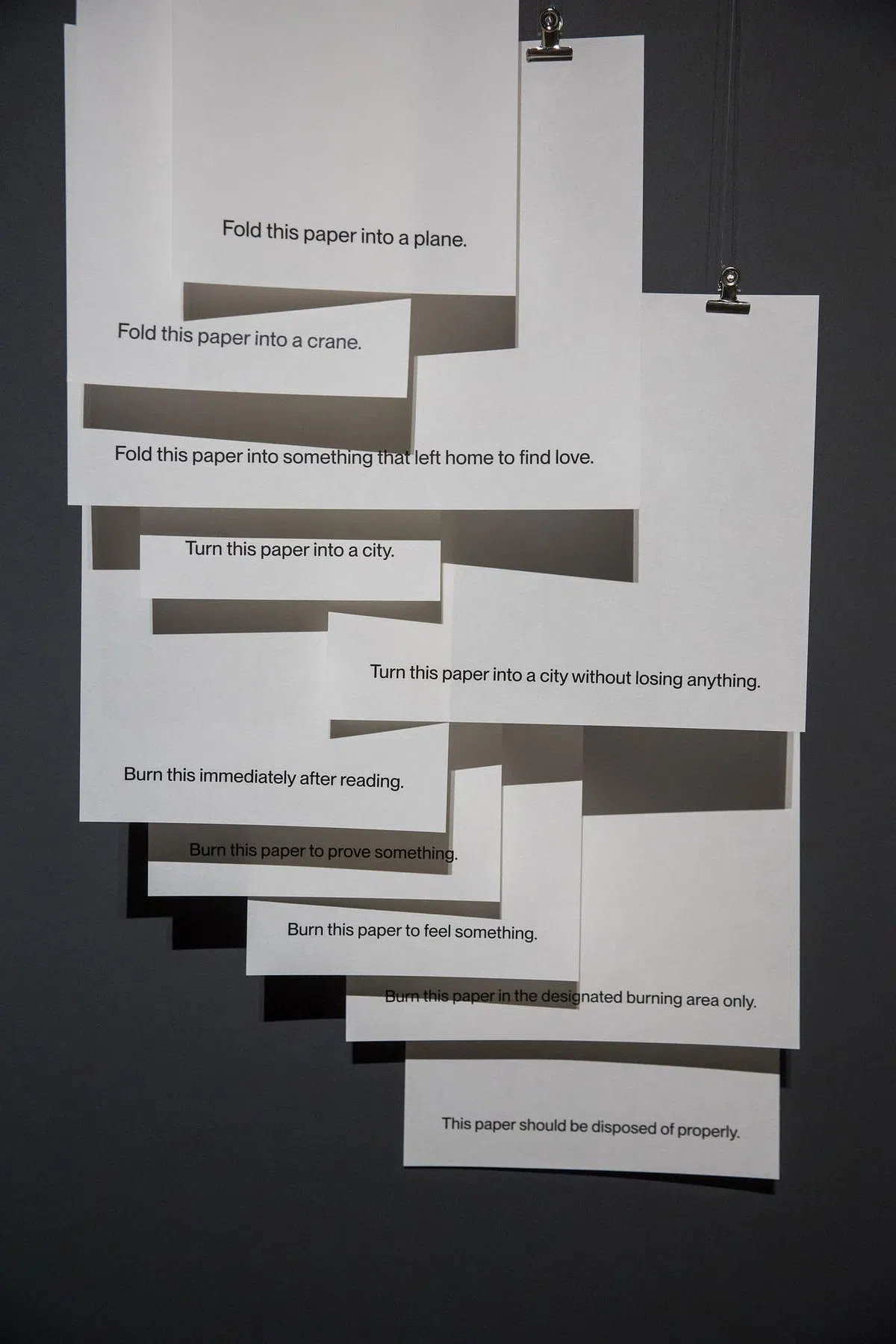 本地编剧、艺术工作者那比拉·赛伊德的文本创作《100多无谓的语句》（局部）。（新加坡美术馆提供图片）