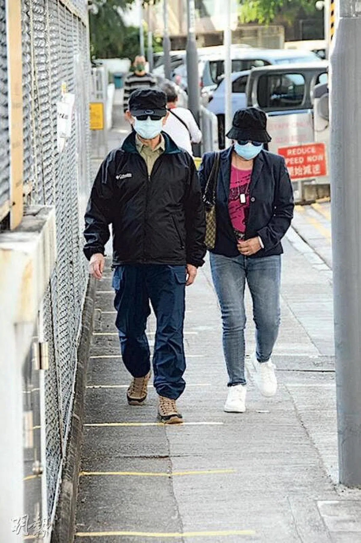 疑似杨明父母探监后未有回应记者提问，匆匆离开。（互联网）