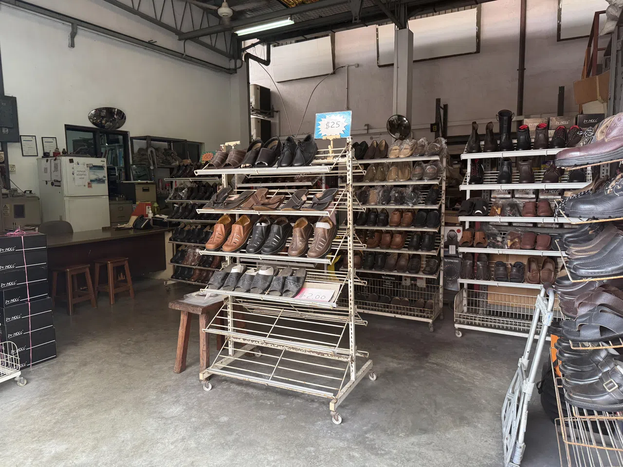 整齐排列的皮鞋，价格亲民。（陈映蓁摄）