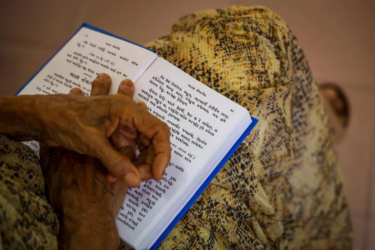 帕西人的祈祷书，以古文字阿维斯坦语写成。（叶振忠摄）